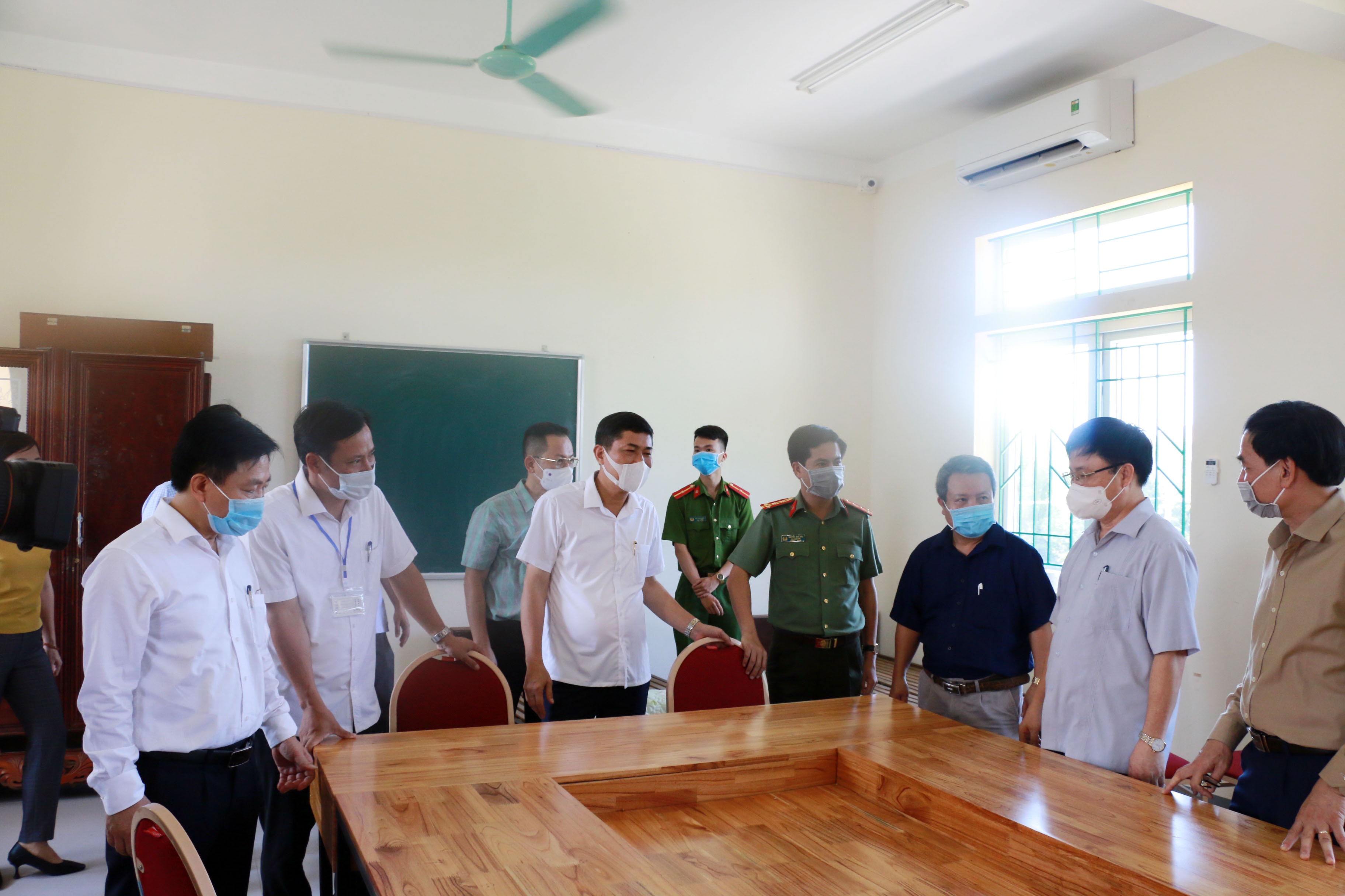 Kiểm tra công tác thi tại Trường THPT Diễn Châu 3. Ảnh: Mỹ Hà