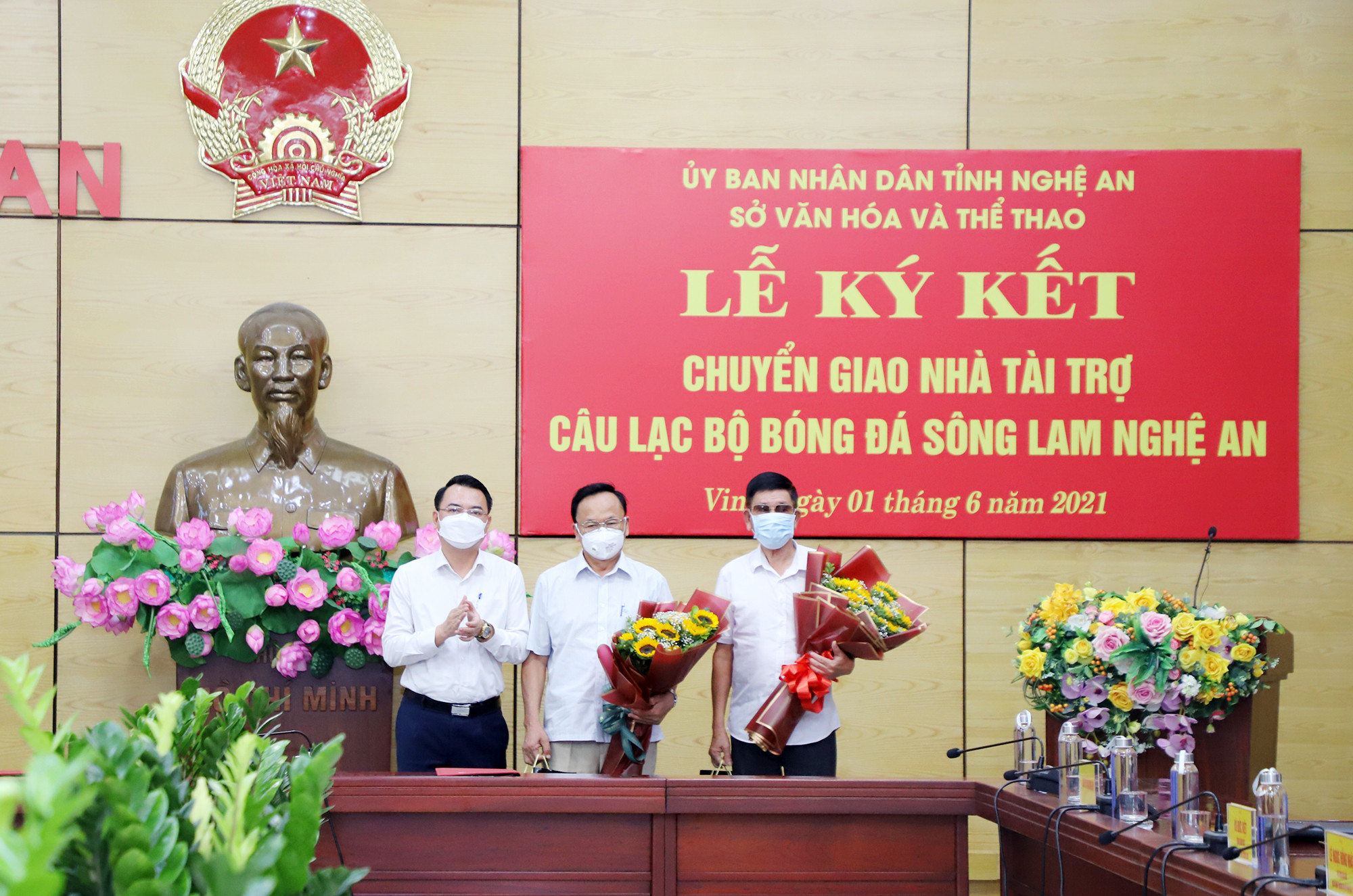 Đại diện Ngân hàng TMCP Bắc Á tặng hoa tri ân ông Hồ Văn Chiêm - nguyên GĐĐH CLB SLNA và ông Nguyễn Hồng Thanh - nguyên Chủ tịch CLB SLNA. Ảnh: Phạm Bằng