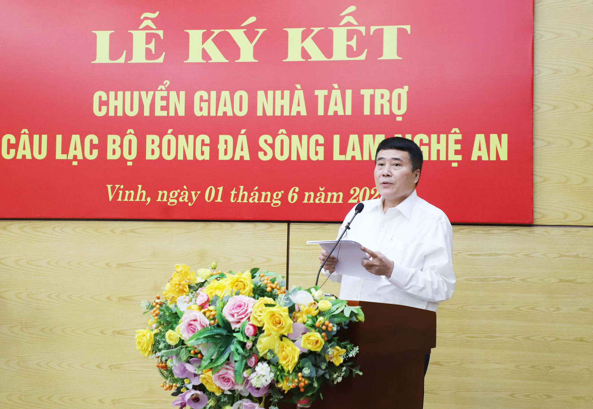 Ông Trương Sỹ Bá - Chủ tịch HĐQT Tập đoàn Tân Long phát biểu chính thức tiếp nhận CLB SLNA. Ảnh: Phạm Bằng