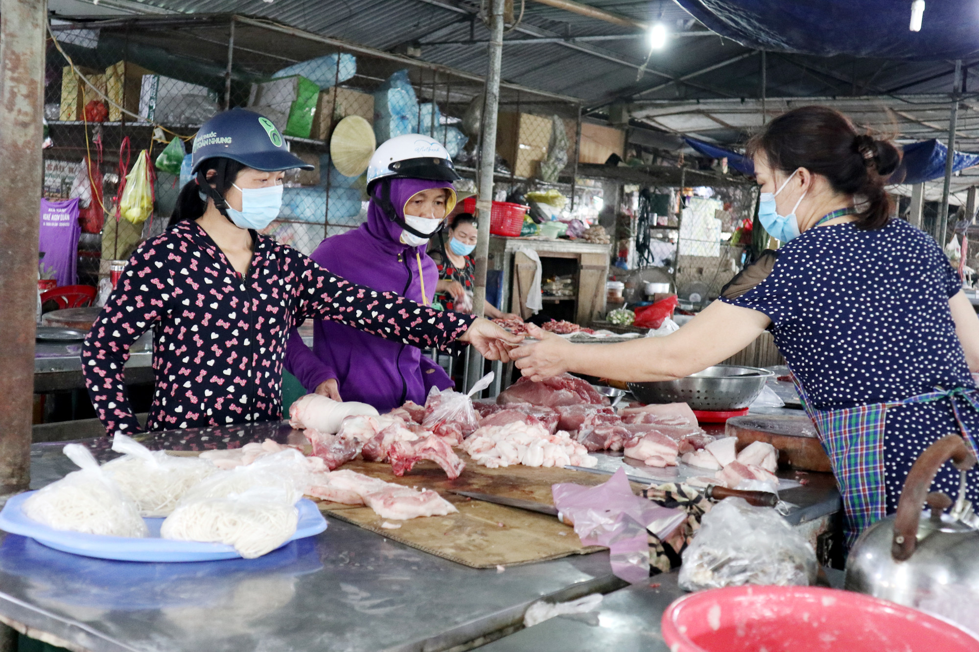 Giá thịt lợn ở các chợ dân sinh hầu như không giảm, người tiêu dùng vẫn phải mua thịt giá cao dù giá lợn hơi giảm sâu. Ảnh; Thanh Phúc