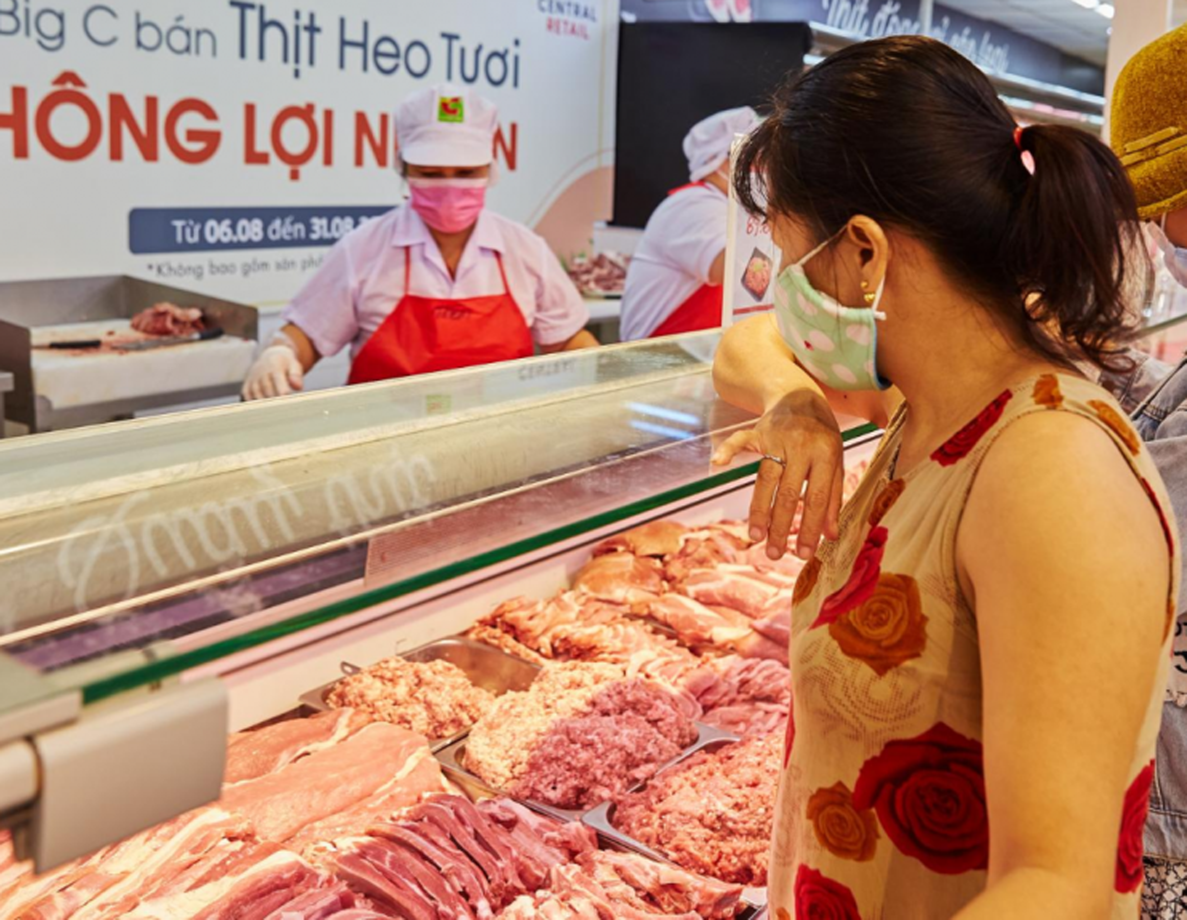 Ở các siêu thị, giá thịt vẫn bình ổn như trước đó, không thấy có sự điều chỉnh giá. Ảnh: Thanh Phúc
