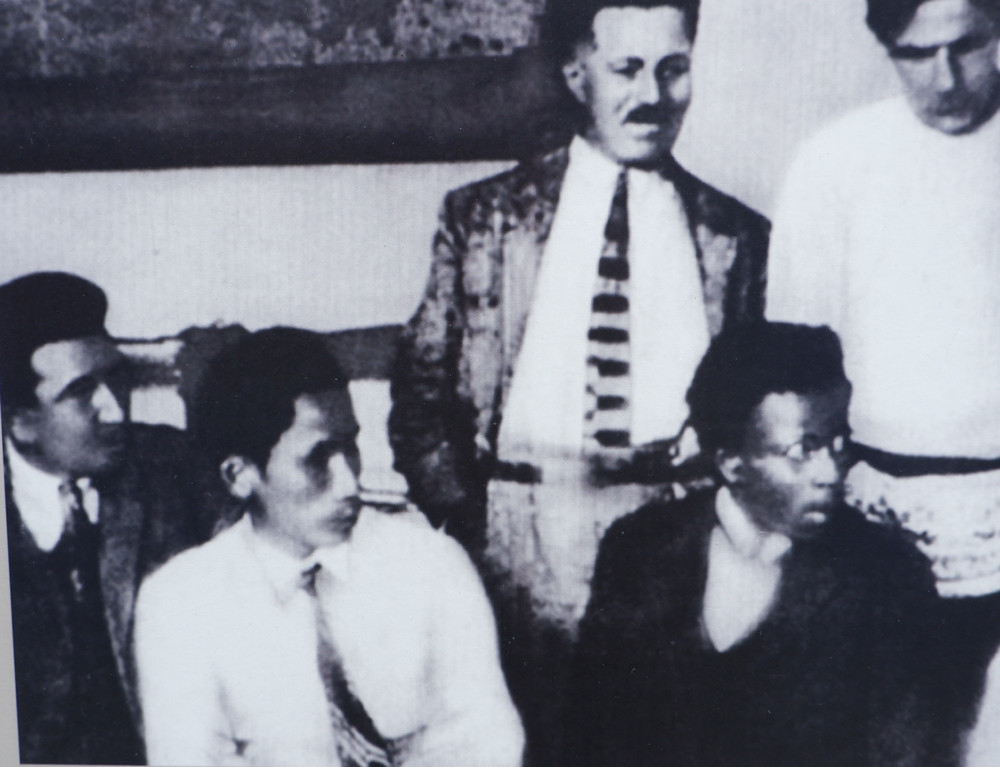 Nguyễn Ái Quốc (thứ 2 từ trái sang phải) với một số chiến sĩ cách mạng châu Phi trong thời gian hoạt động ở Liên Xô. Ảnh tư liệu