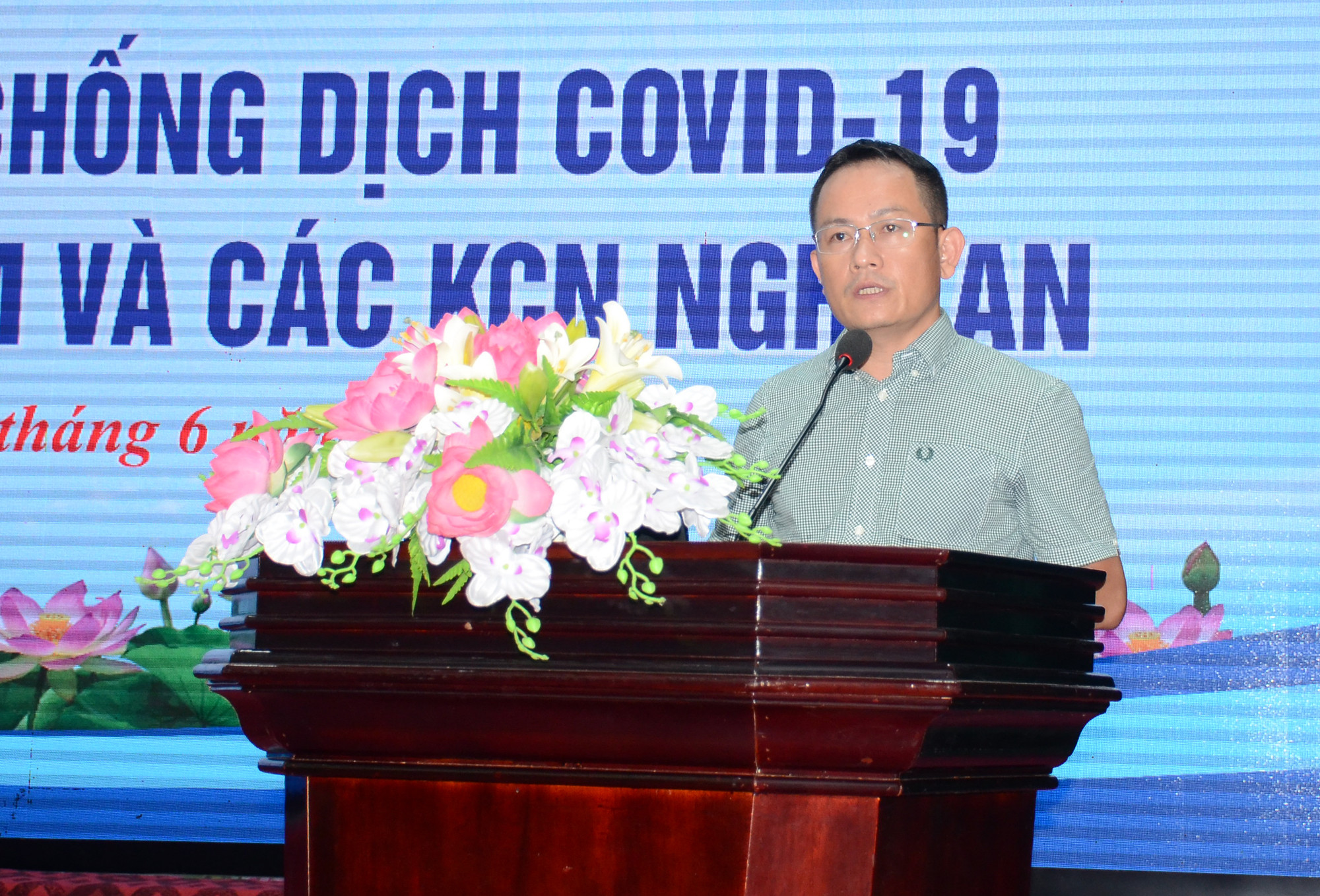 Bác sĩ Nguyễn Hữu Lê, Phó Giám đốc Sở Y tế triển khai công tác phòng cống dịch COVID-19. Ảnh: Thành Chung