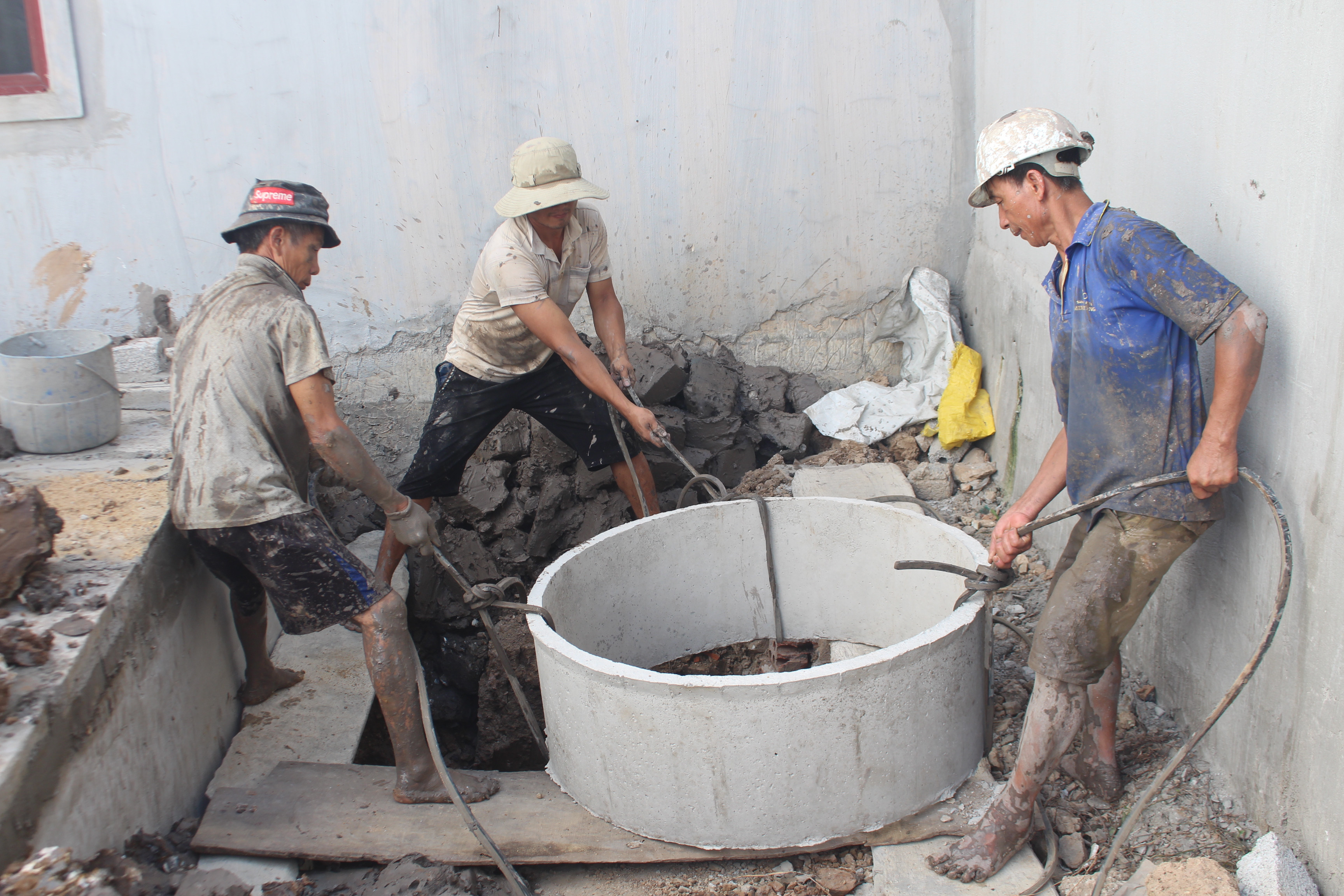 Là nghề vất vả, đòi hỏi thợ đào giếng phải có sức khỏe dẻo dai. Ảnh: Thanh Phúc