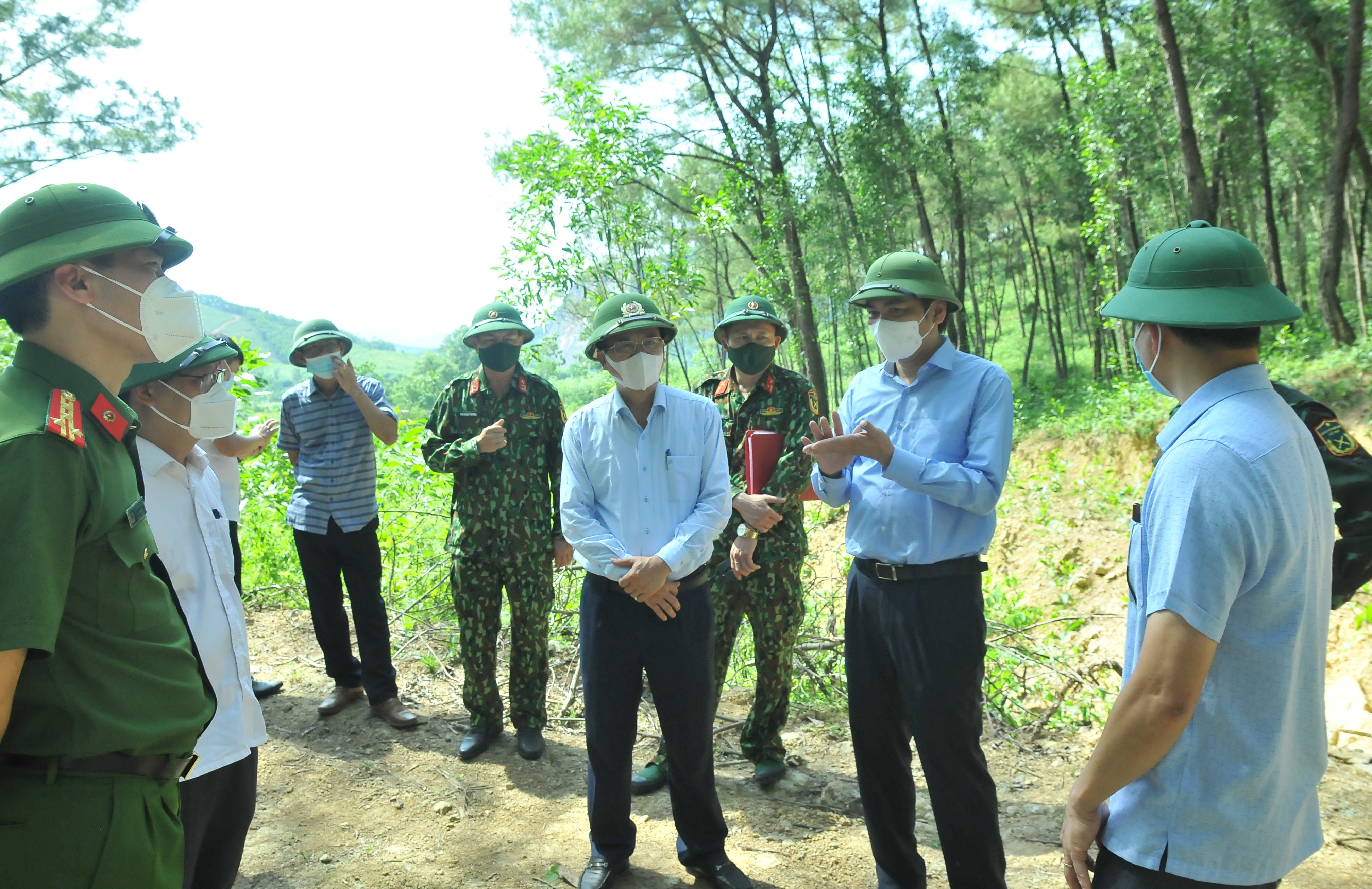 Đồng chí Phó Chủ tịch yêu cầu các địa phương, đơn vị quản lý rừng cần phải chủ động các biện pháp PCCCR theo phương châm 