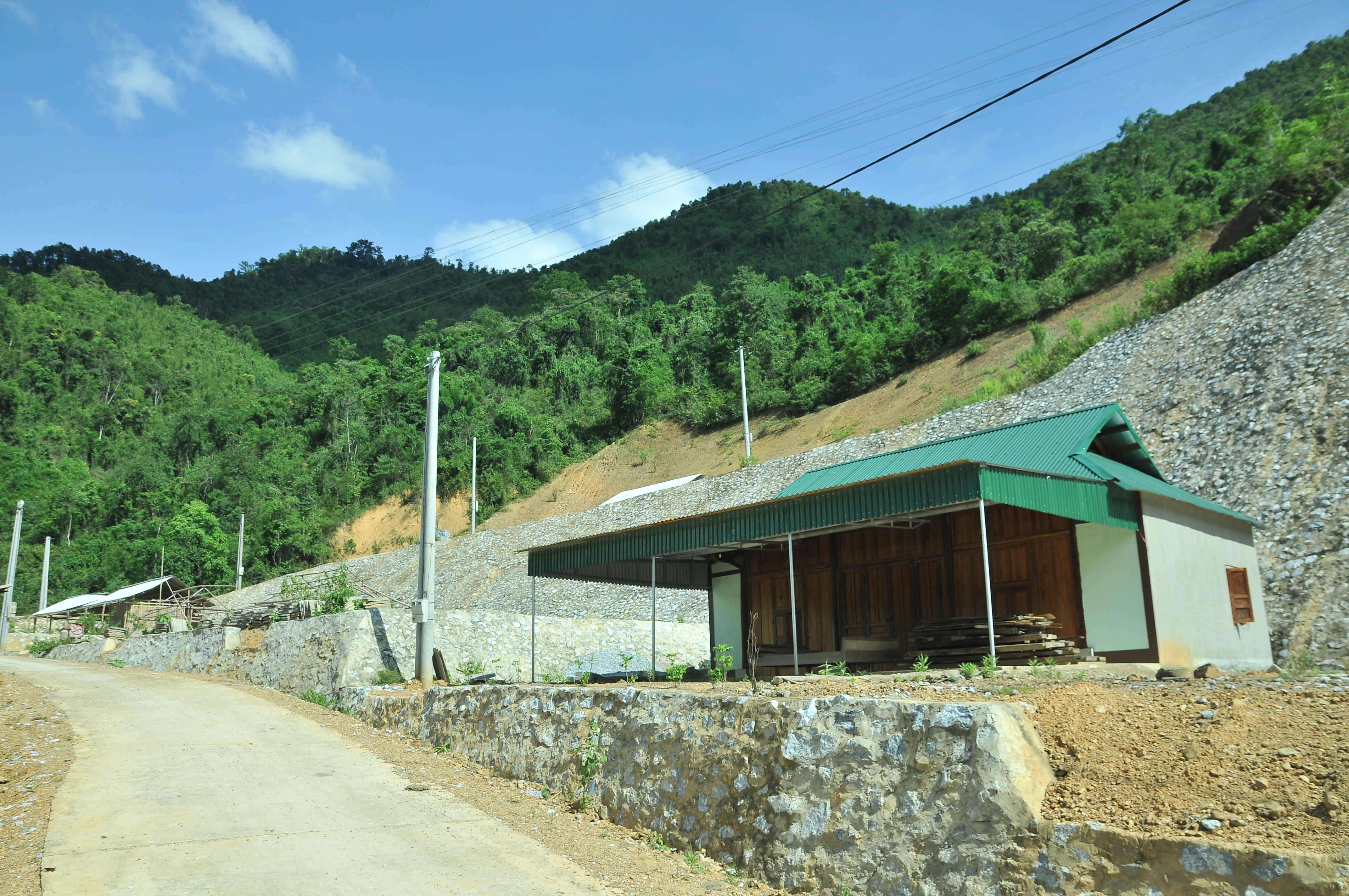 Tại khu TĐC này duy nhất gia đình ông Lô Văn Tạo đã dựng nhà xong xuôi nhưng đành đóng cửa không dám ở mà đi ở tạm ở khu vực dốc Họ cách đó không xa. Ảnh: Tiến Đông