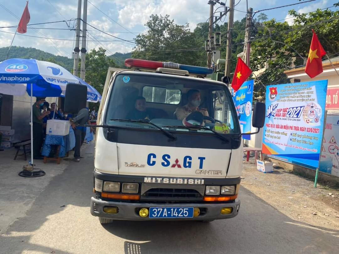 Cảnh sát giao thông Kỳ Sơn dùng xe chuyên dụng đưa thí sinh Lo Thiên Long đến điểm thi. Ảnh: Công an Kỳ Sơn cung cấp