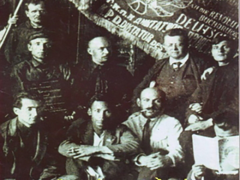 Nguyễn Ái Quốc ở Liên Xô (1923 - 1924) (hàng ngồi, thứ hai trái sang). Ảnh tư liệu