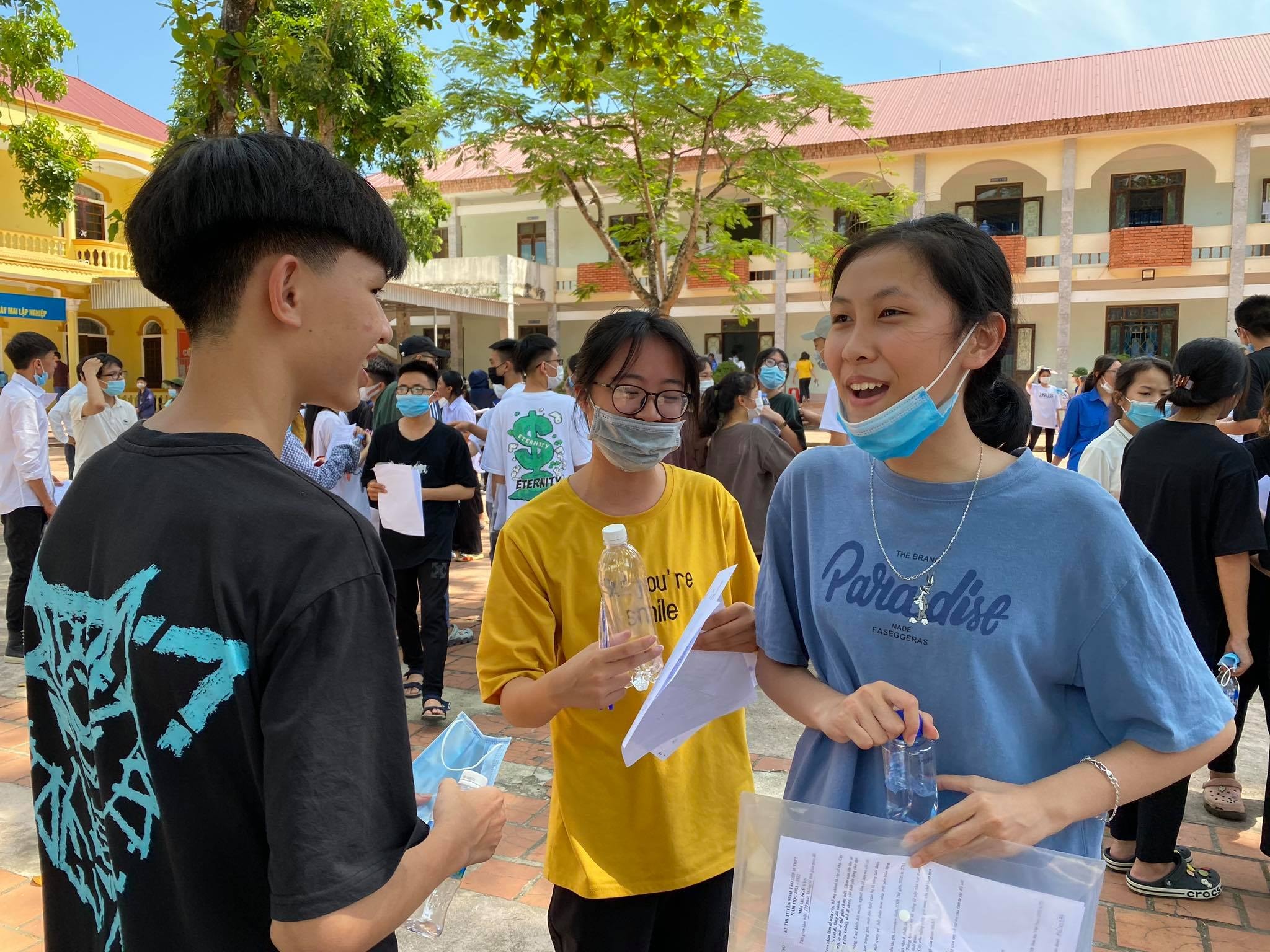 Các thí sinh thi vào Trường THPT Thái Hòa sau khi hoàn thành môn thi tiếng Anh. Ảnh: Minh Thái