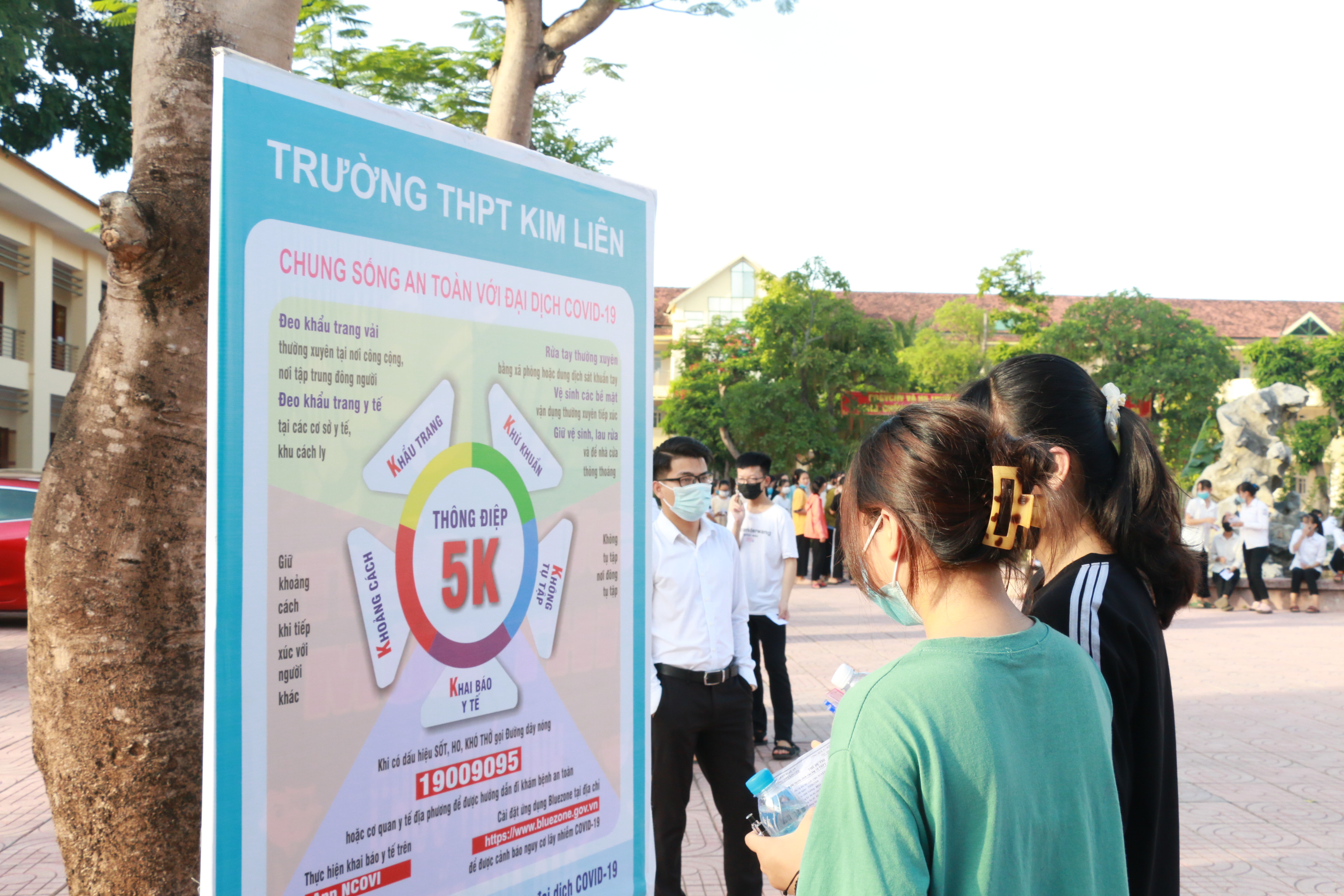 Điểm thi Trường THPT Kim Liên (Nam Đàn) tuyên truyền việc thực hiện thông điệp 5K để nâng cao ý thức phòng bệnh cho các thí sinh. Ảnh: MH