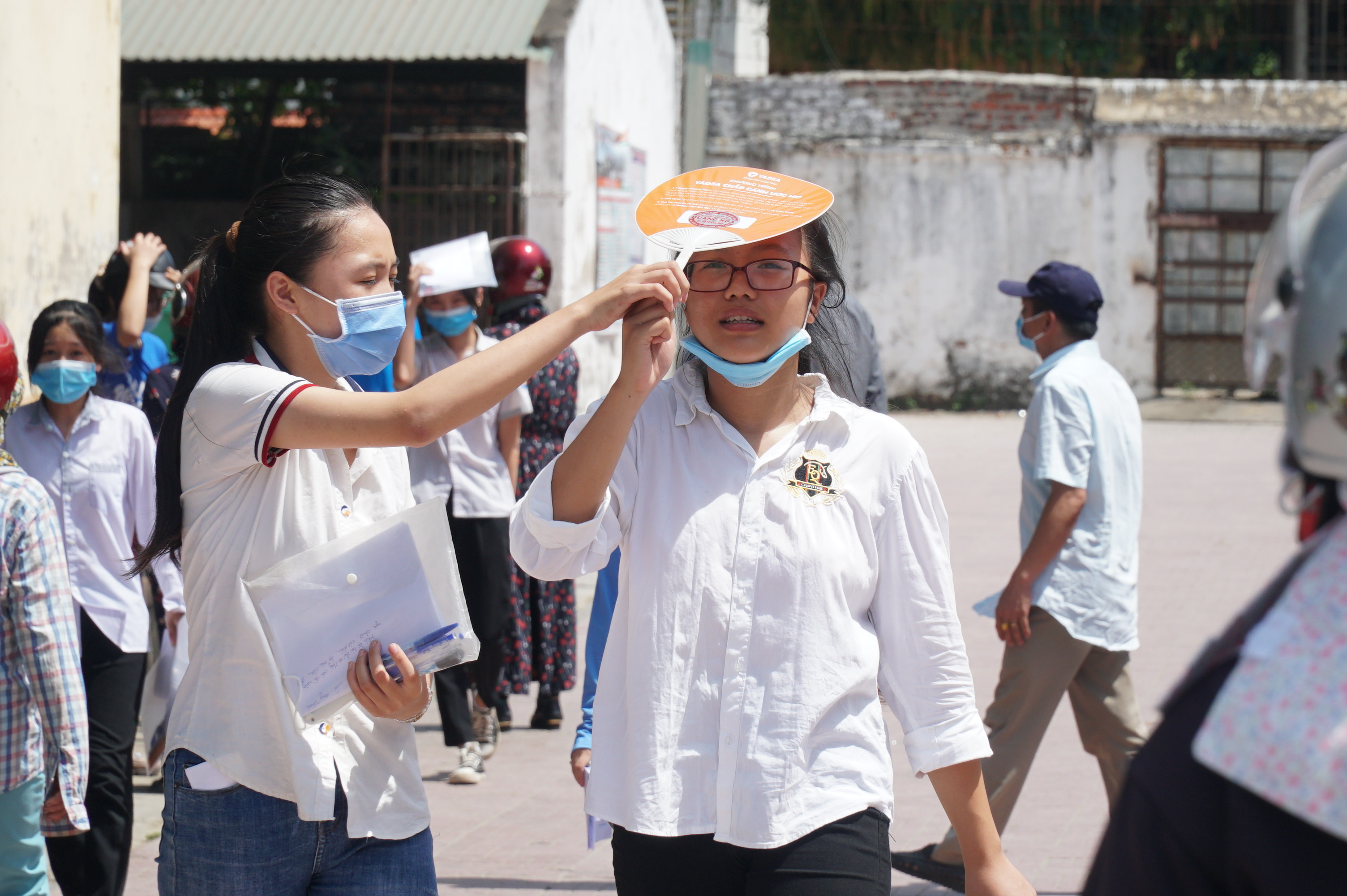 Sự sẻ chia giữa các thí sinh trong những ngày nắng nóng. Ảnh: Mỹ Hà