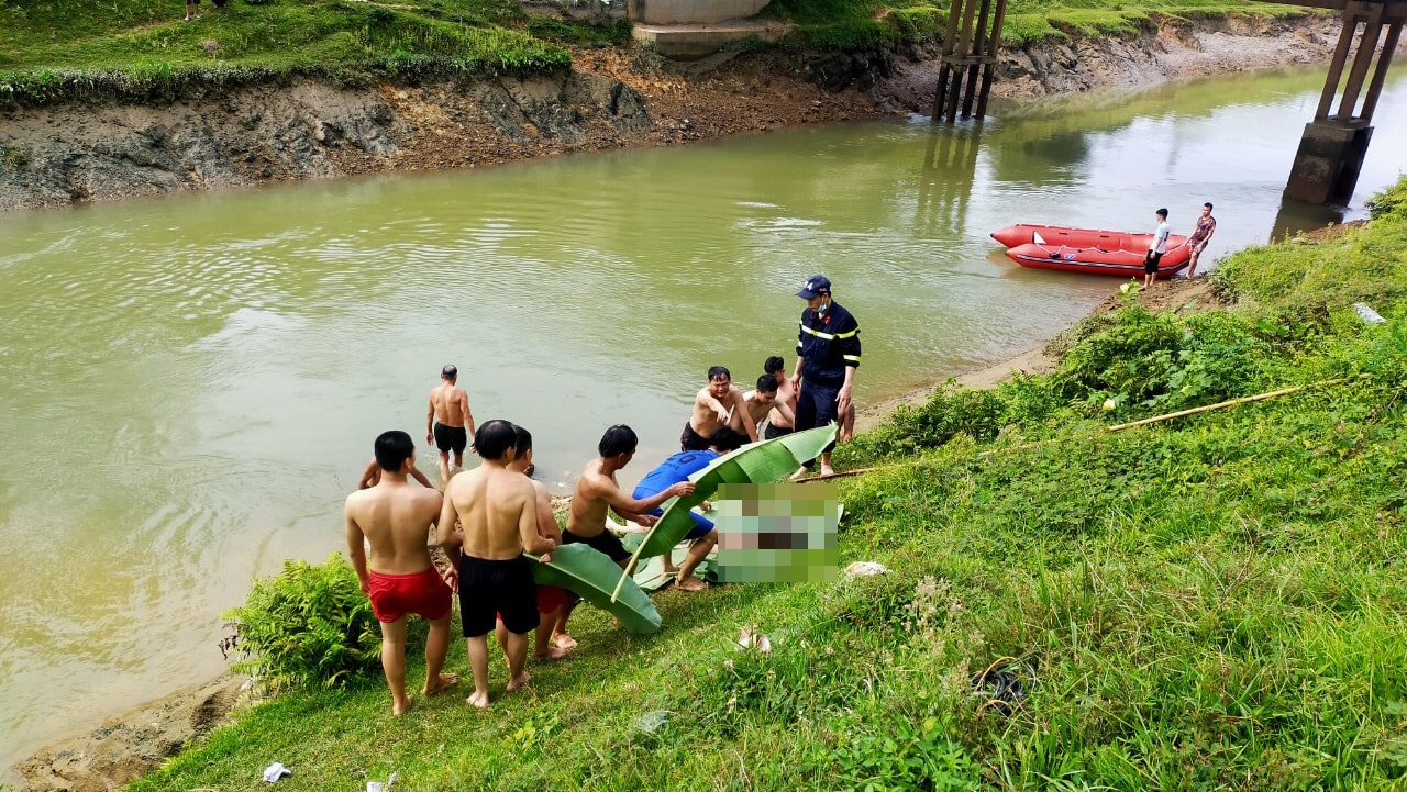 Để tìm được thi thể em Nguyễn Đức Trung, lực lượng cứu hộ đã dầm mình xuyên ngày đêm. Ảnh