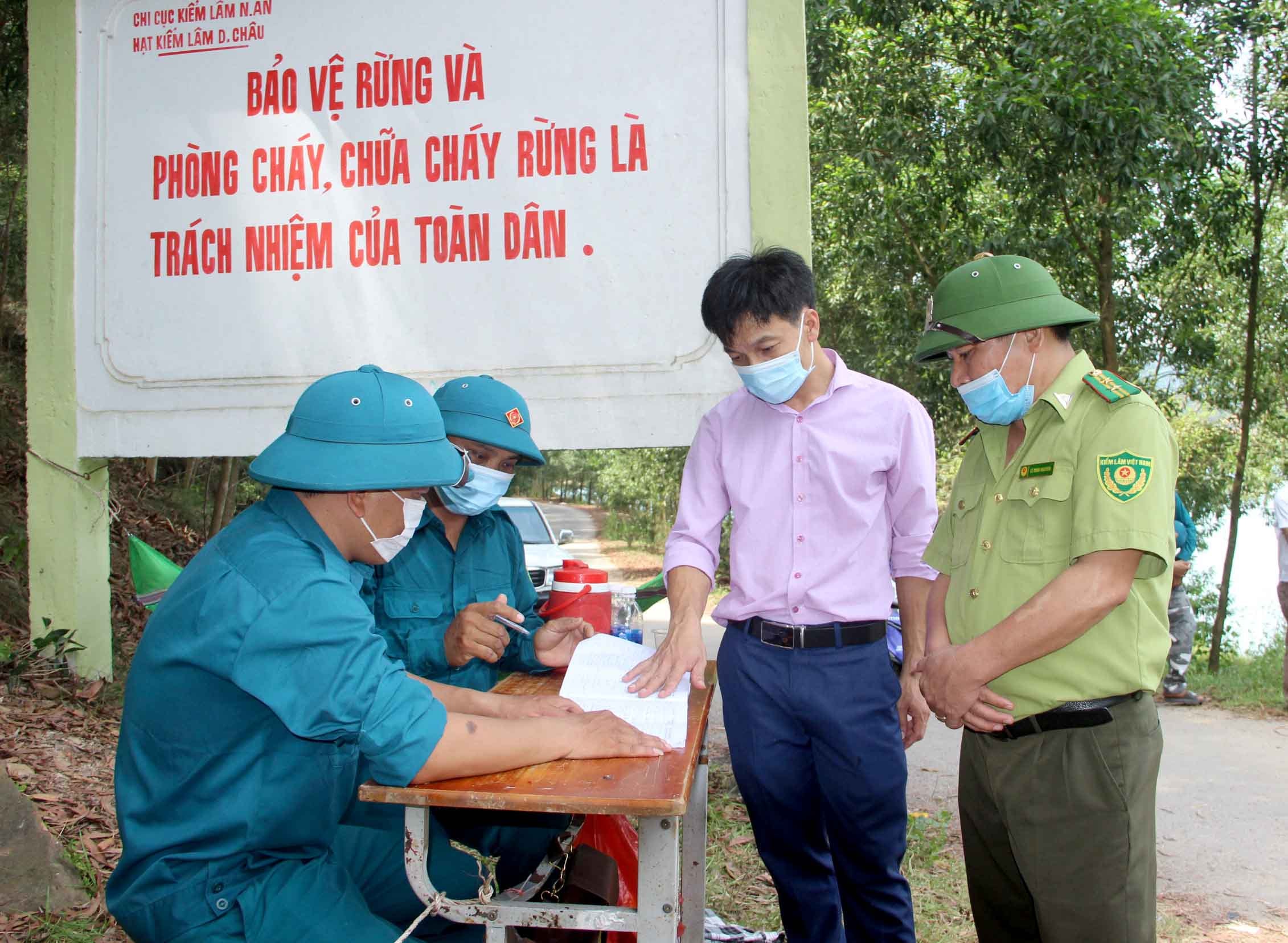 Cuối ngày, chính quyền địa phương sẽ thống kê và cập nhật danh sách người ra vào rừng để theo dõi, nắm bắt tình hình. Ảnh: Quang An