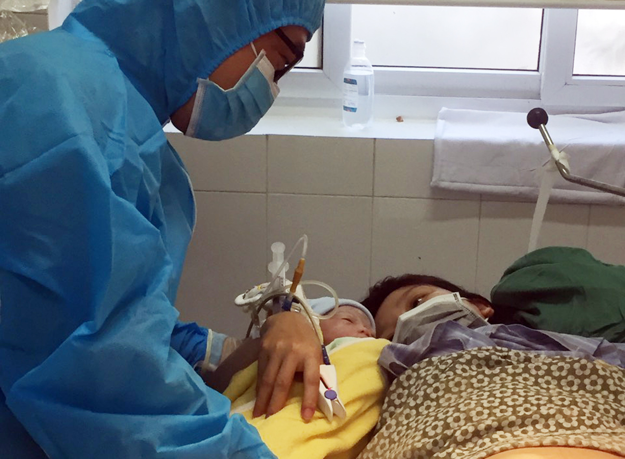 Cả 2 mẹ con hiện đang được chăm sóc tại khu cách ly của Trung tâm Bệnh Nhiệt đới. Ảnh Thanh Sơn