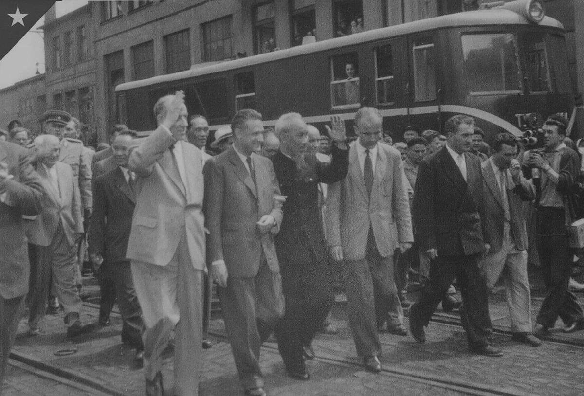 Chủ tịch Hồ Chí Minh đến thăm Xí nghiệp sản xuất đầu máy xe lửa C.K.D Sokolovo (Tiệp Khắc) năm 1957