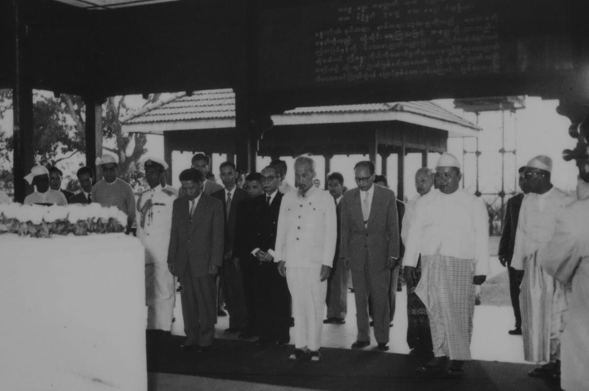 Chủ tịch Hồ Chí Minh mặc niệm trước mộ liệt sỹ ở Yangon (Myanmar) năm 1958
