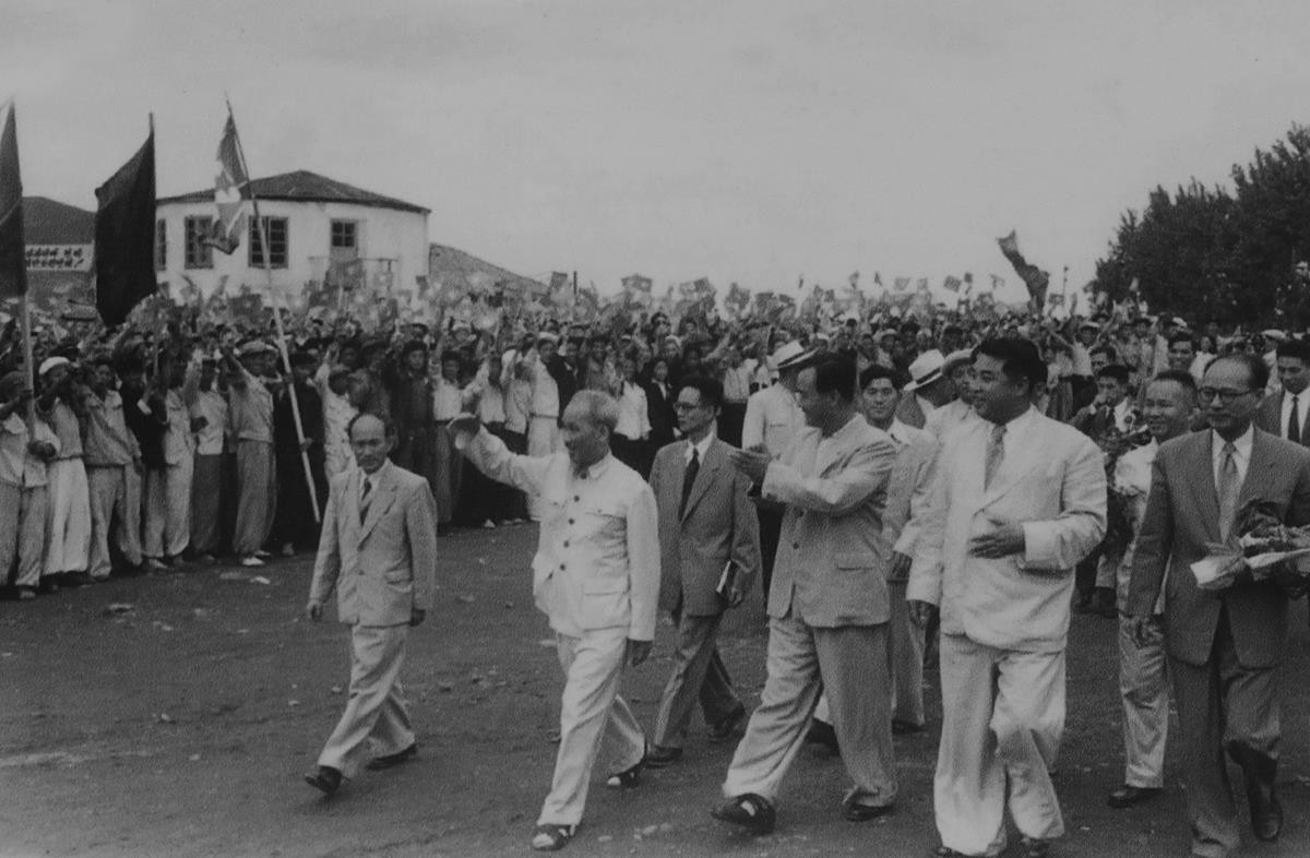 Chủ tịch Hồ Chí Minh thăm hợp tác xã nông nghiệp ở Triều Tiên vào tháng 7/1957. Ảnh tư liệu