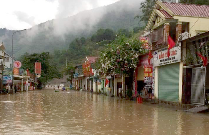 Mưa lớn gây ngập cục bộ tại khu vực thị trấn Mường Xén, Kỳ Sơn vào chiều 4/6. Ảnh: CTV