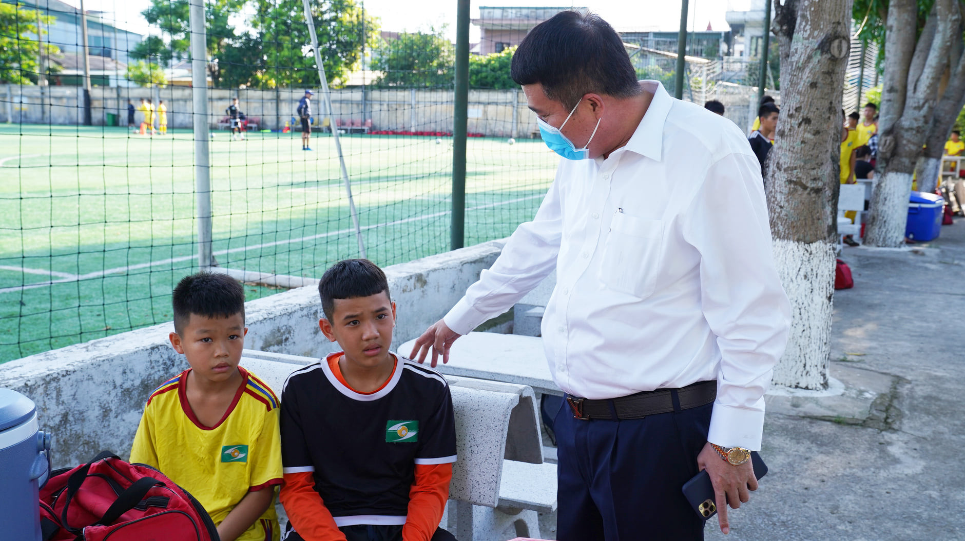 Ông Trương Sỹ Bá thăm các cầu thủ nhí ở lò đào tạo. Ảnh: SLNA FC