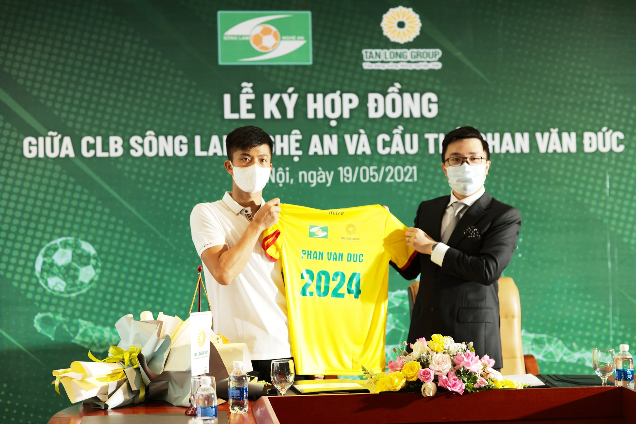 SLNA đã níu chân Phan Văn Đức thành công. Ảnh: SLNA FC