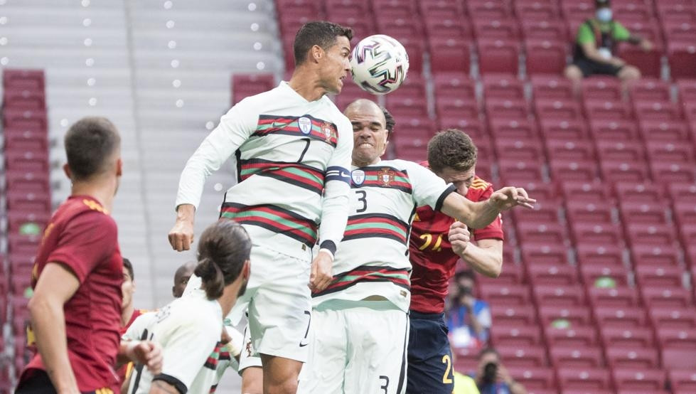  Ronaldo trong một pha đánh đầu trên sân Wanda Metropolitano hôm 4/6. Ảnh: Mundo Deportivo