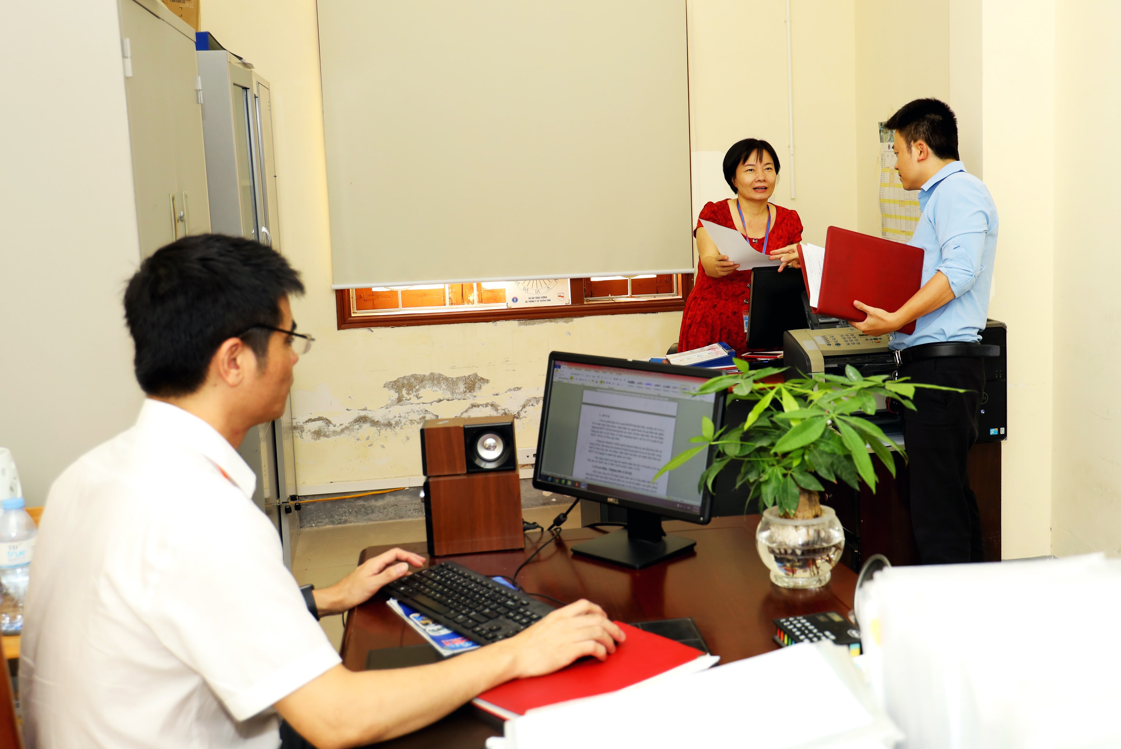 Cán bộ, công chức các sở, ngành tăng cường trau dồi nghiệp vụ, đáp ứng yêu cầu công việc (Ảnh chụp tại Phòng Nghiệp vụ Sở Y tế). Ảnh: Nguyên Nguyên