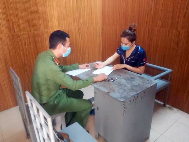 Đối tượng Huyền tại cơ quan Công an.