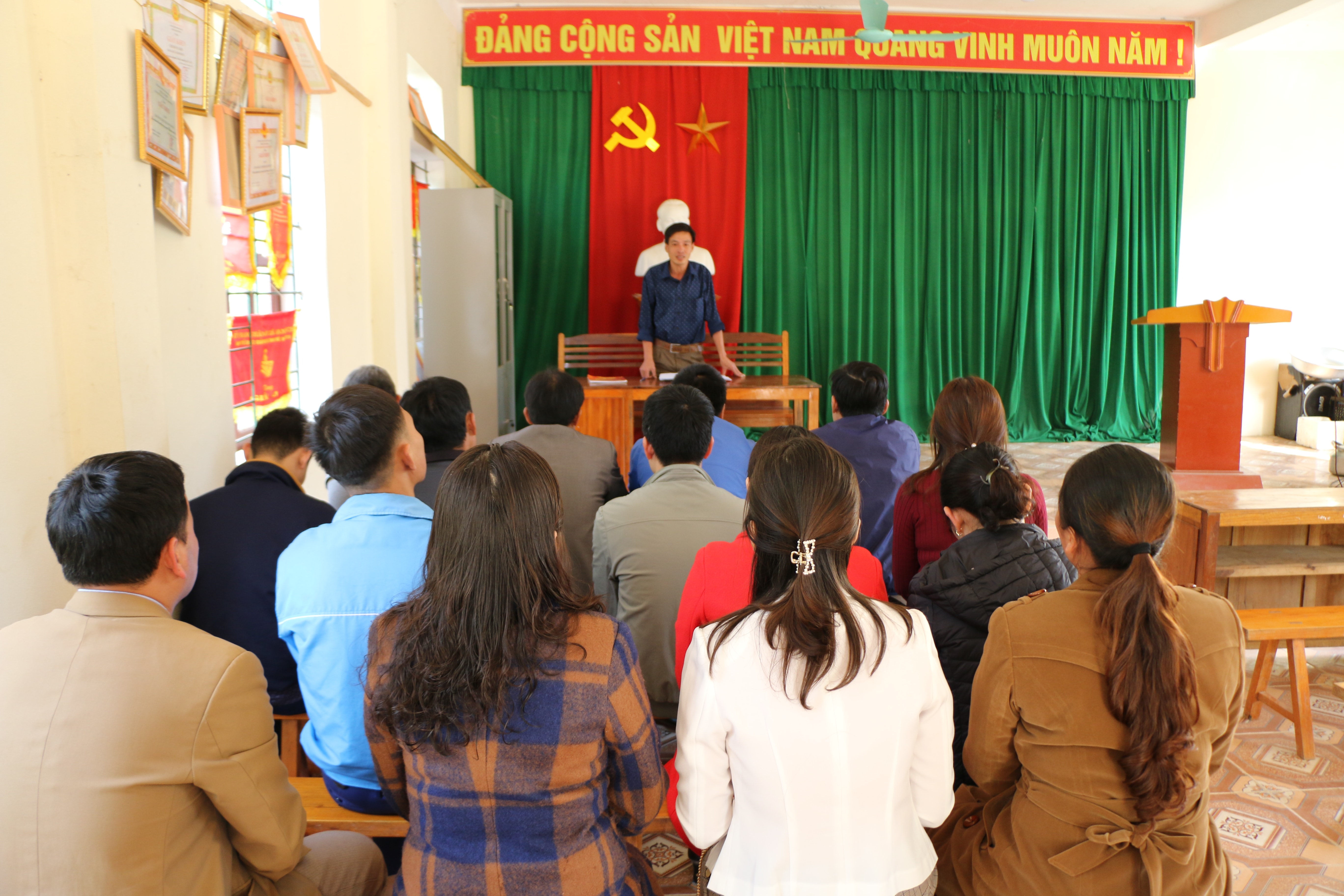 Chi bộ bản Vinh Tiến xã Hạnh Dịch sinh hoạt định kỳ. Ảnh: GH