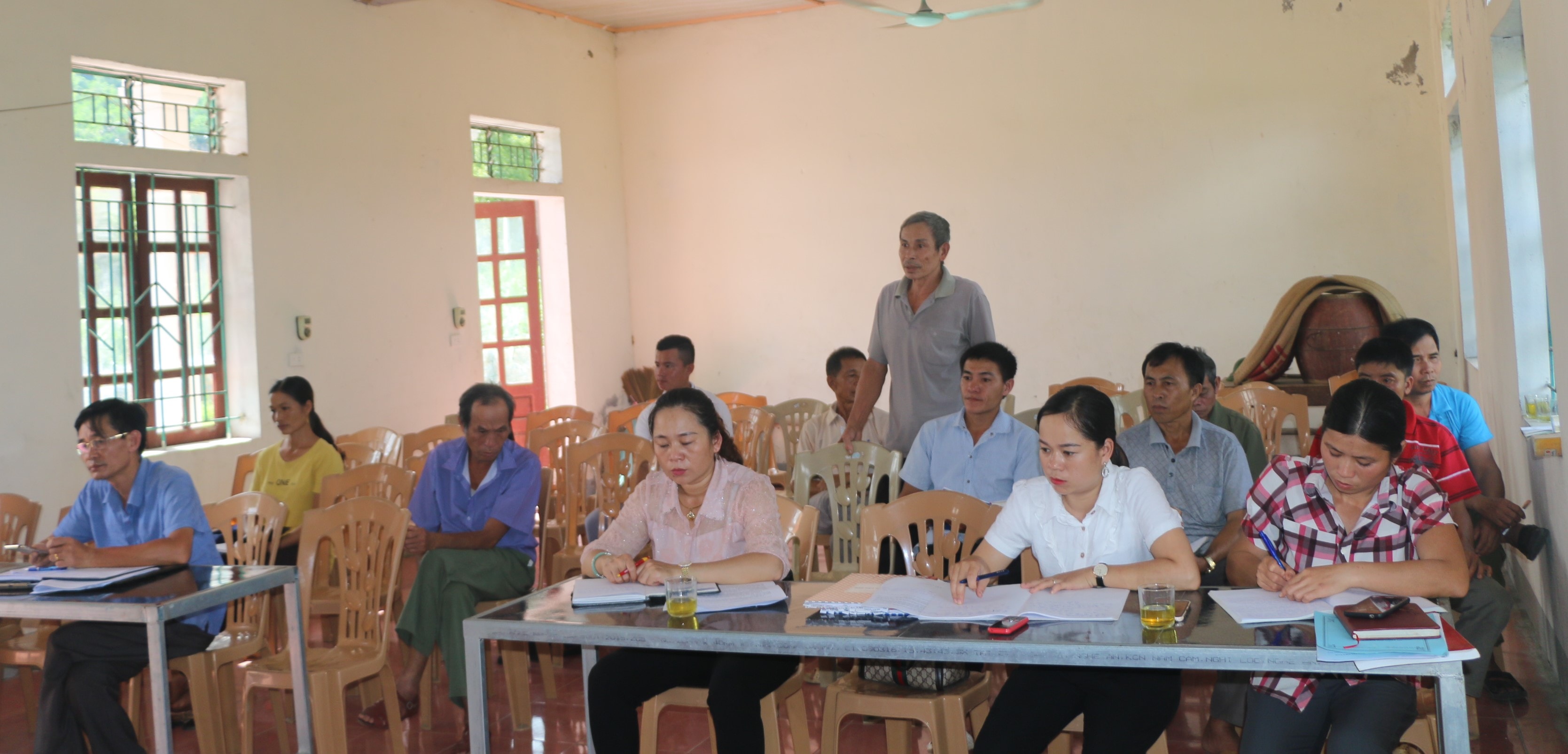 Đảng viên tham gia phát biểu ý kiến tại sinh hoạt chi bộ bản Lồng Không, thị trấn Kim Sơn, Quế Phong. Ảnh: G.H