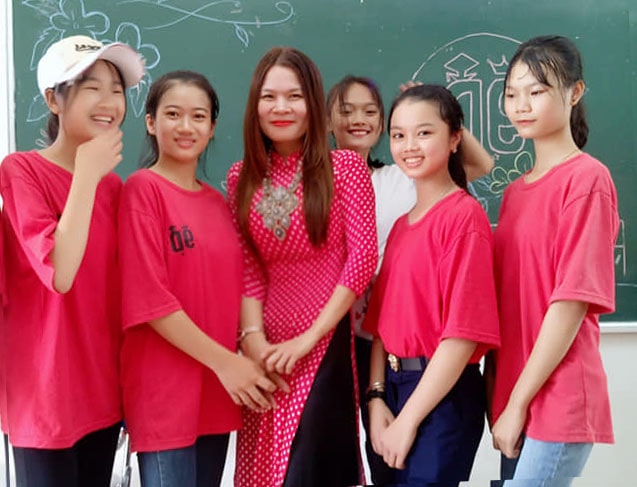 Cô giáo Phan Thị Vân Hường và các học trò. Ảnh: PV