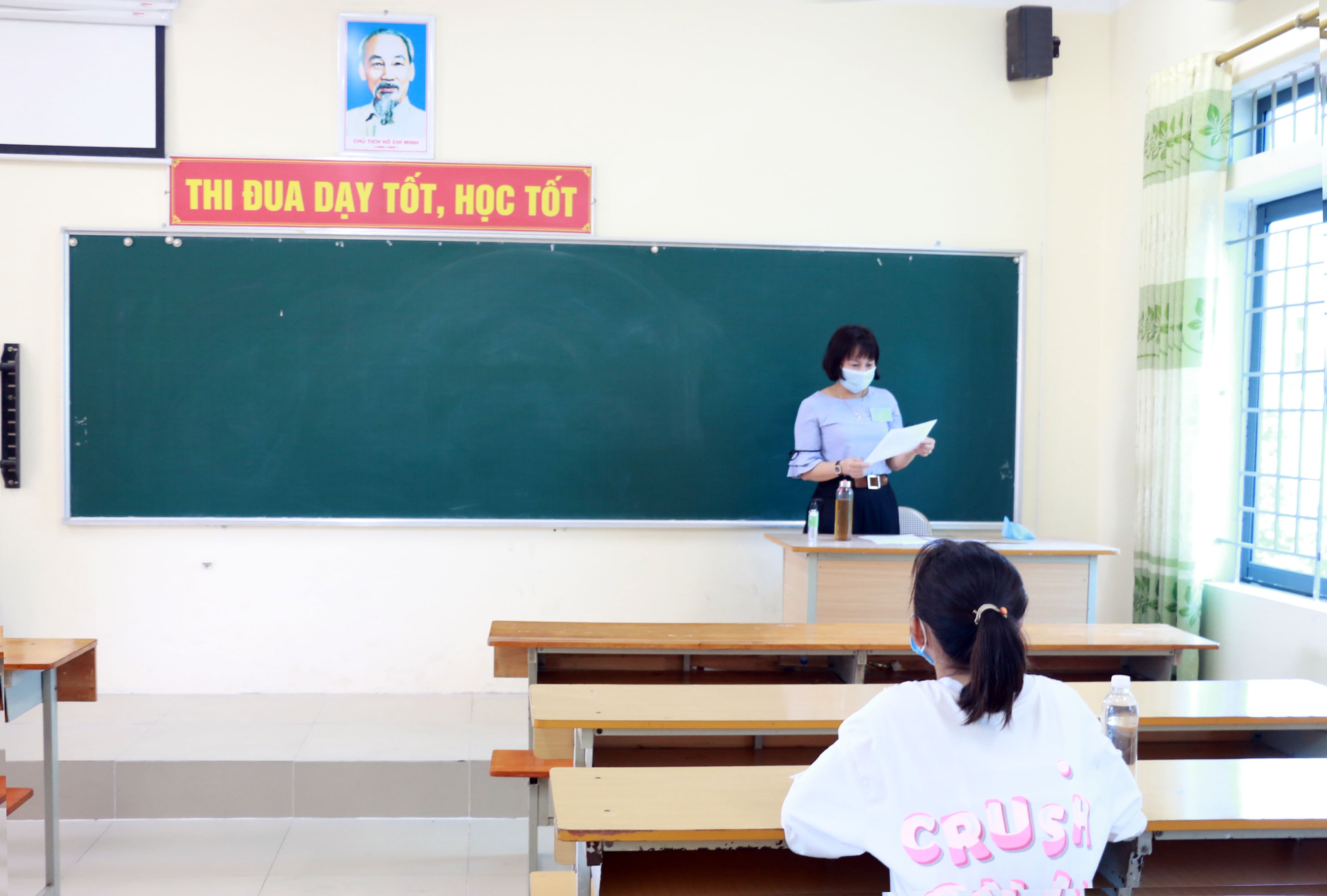 Việc chỉ có một mình dự thi khiến thí sinh này khá lo lắng. Là giám thị của phòng thi đặc biệt, cô giáo Nguyễn Thị Ngọc Dung cho biết: Dù chỉ có một thí sinh chúng tôi cũng sẽ làm hết trách nhiệm để thí sinh không cảm thấy sợ hãi và bất an khi làm bài. Ảnh: Mỹ Hà
