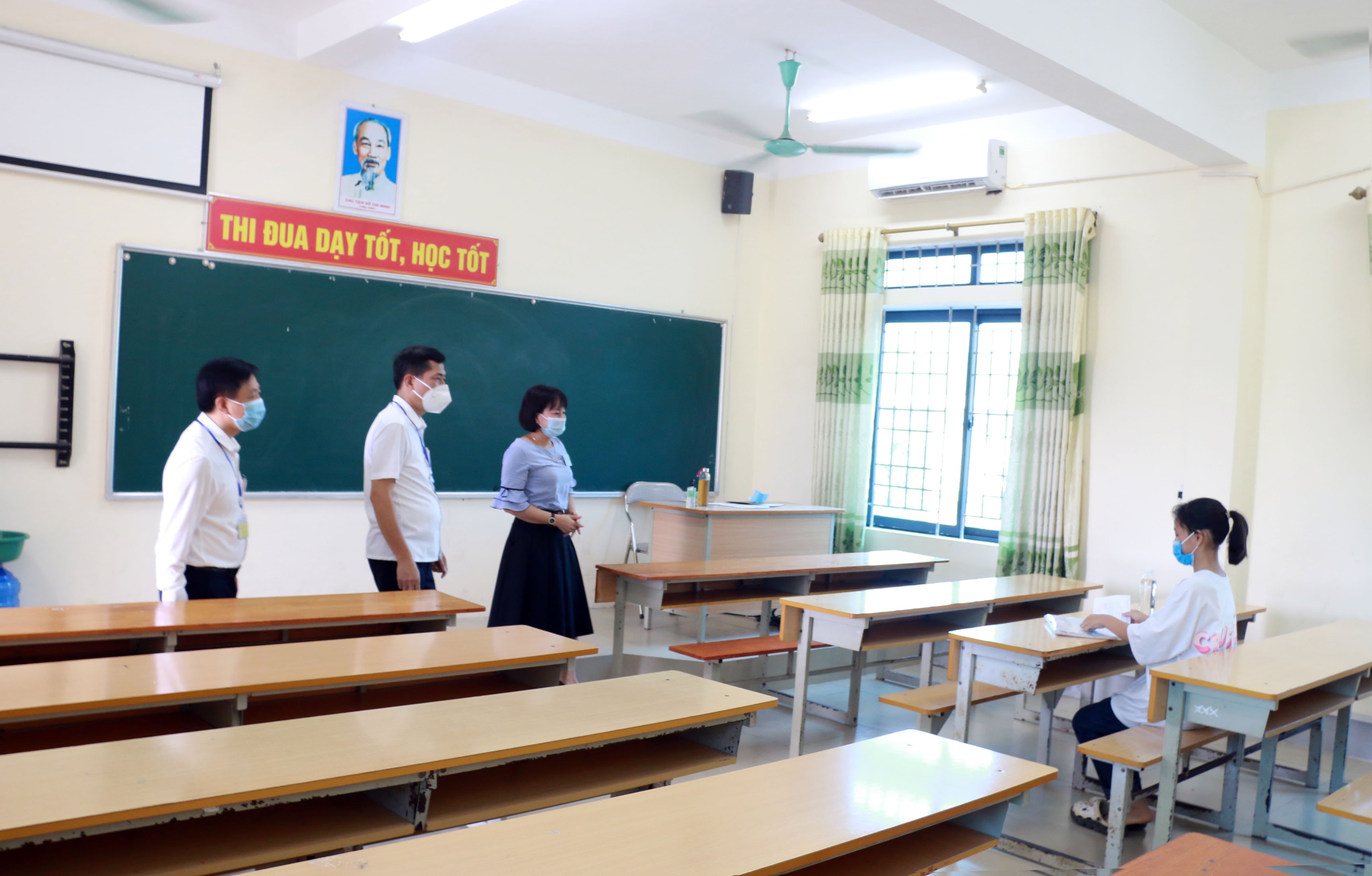 Giám đốc Sở Giáo dục và Đào tạo trực tiếp đến động viên thí sinh tại phòng thi. Ảnh: Mỹ Hà