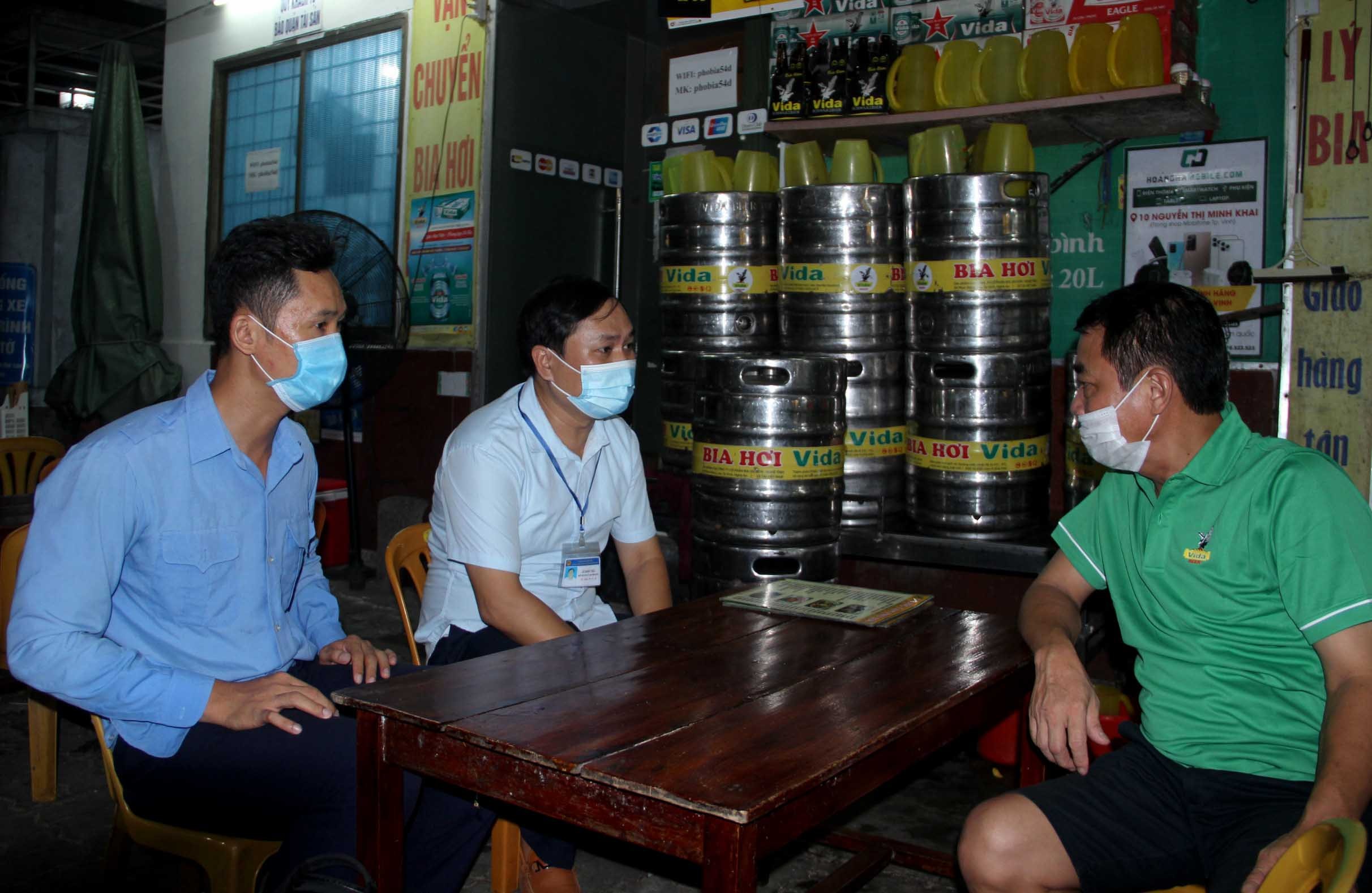 Đối với những cơ sở có giấy phép kinh doanh, lực lượng chức năng phường Trường Thi cũng đã trực tiếp nhắc nhở về công tác phòng chống dịch, thực hiện nghiêm 5K, nếu vi phạm cũng sẽ bị xử phạt. Ảnh: Quang An