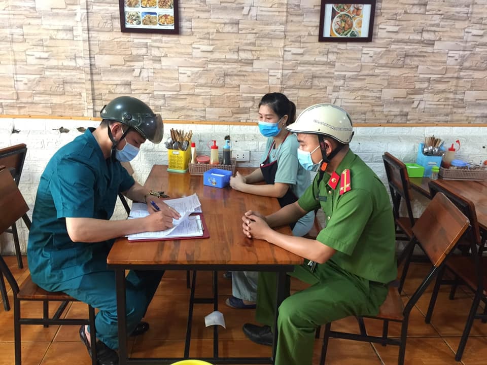 Các phường cũng đẩy mạnh việc kiểm tra, kiểm soát công tác phòng dịch, ký cam kết đối với các hộ kinh doanh thực hiện các biện pháp phòng dịch.Ảnh: Thanh Phúc