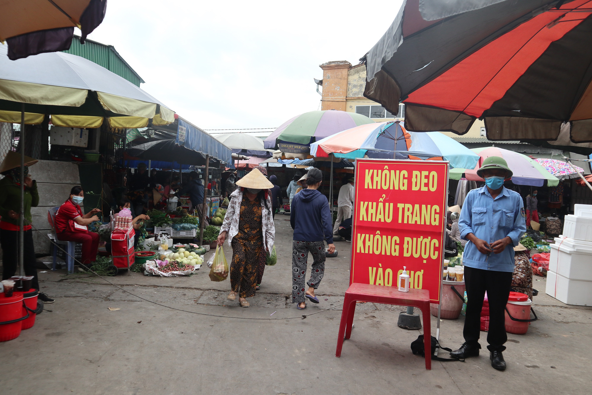 Chợ Cọi (Hưng Lộc, TP.Vinh) bố trí tại chốt cổng, lập ba-ri-e kiên quyết không cho người dân vào chợ khi không đeo khẩu trang.