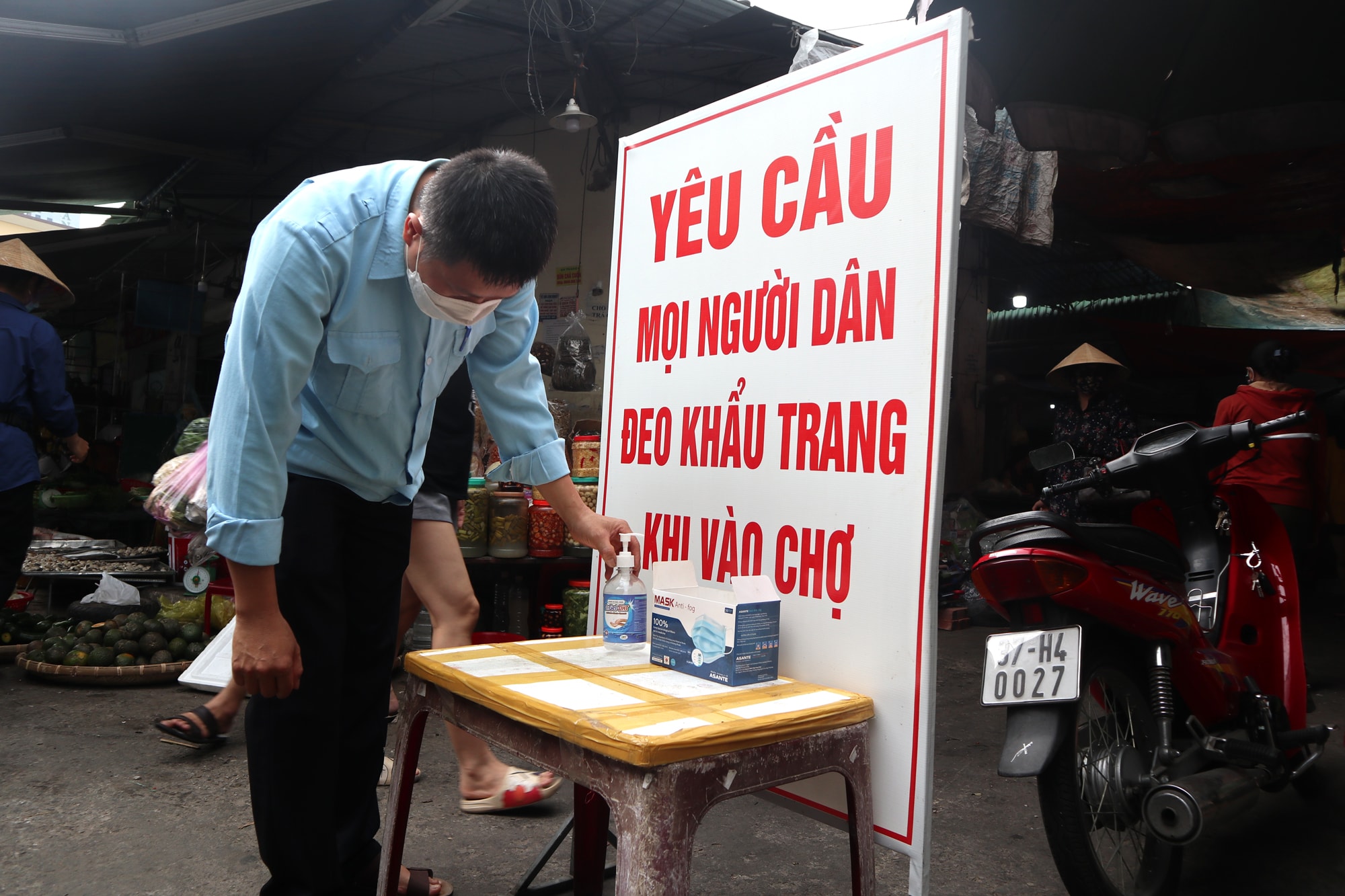 Tại chợ Hưng Dũng (TP.Vinh) ngoài bố trí lực lượng gác tại các cổng ra vào để kiểm soát thì Ban quản lý chợ còn bố trí nước rửa tay sát khuẩn, khẩu trang miễn phí phục vụ người dân.