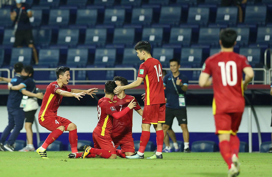 Các cầu thủ ĐTVN ăn mừng bàn thắng nâng tỉ số lên 2-0 của Quang Hải.