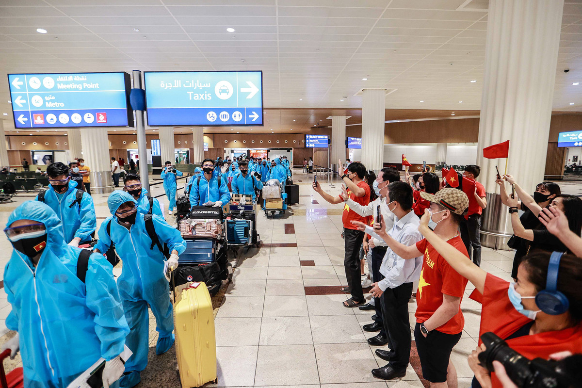 Ngay sau khi xuống sân bay Dubai, ĐTVN được chào đón nồng nhiệt bởi cộng đồng người Việt sinh sống tại UAE. Ảnh: Hải Hoàng