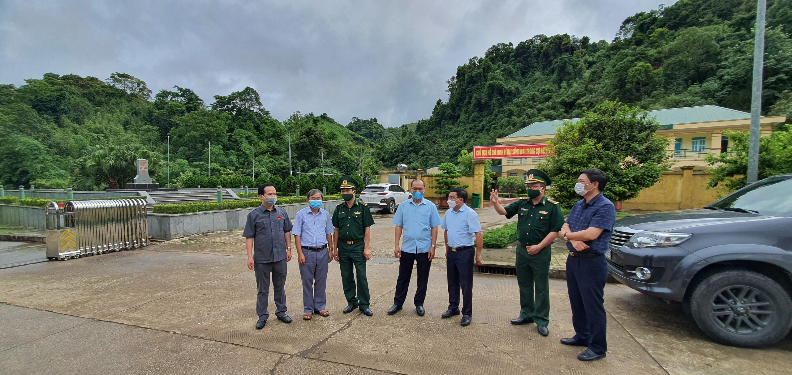 Đoàn công tác kiểm tra thực tế tại Cửa khẩu quốc tế Nậm Cắn- Kỳ Sơn. Ảnh Tình Dương