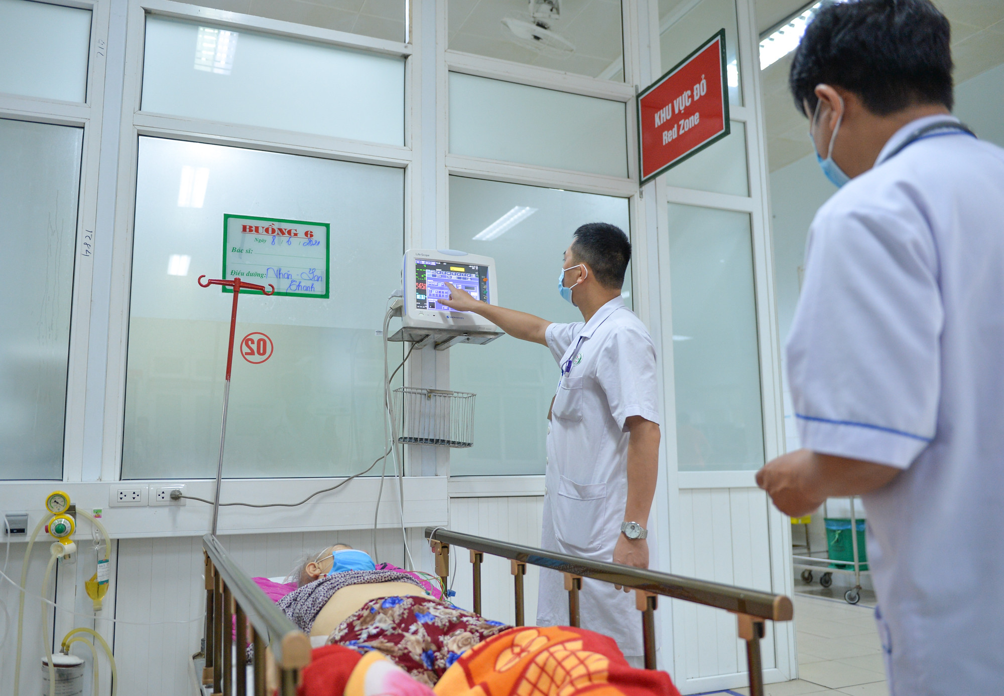 Các trường hợp bệnh nhân đến từ tỉnh Hà Tĩnh sẽ nhận được sự chăm lo sức khỏe, theo dõi sát sao hơn. Ảnh: Thành Cường
