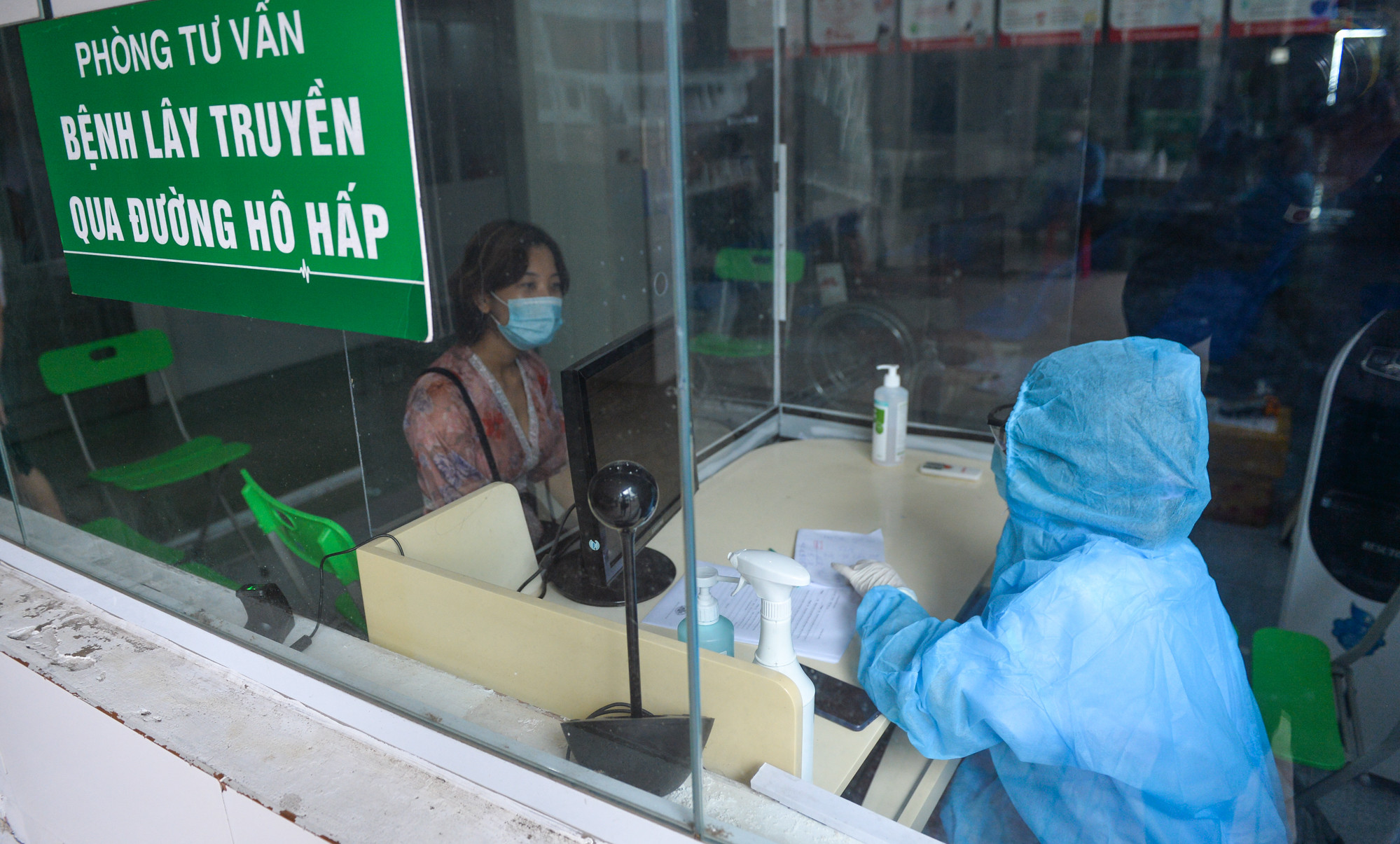 Bác sĩ Bệnh viện Đa khoa Thành phố Vinh tư vấn cho bệnh nhân đến từ vùng dịch của tỉnh Hà Tĩnh. Ảnh: Thành Cường