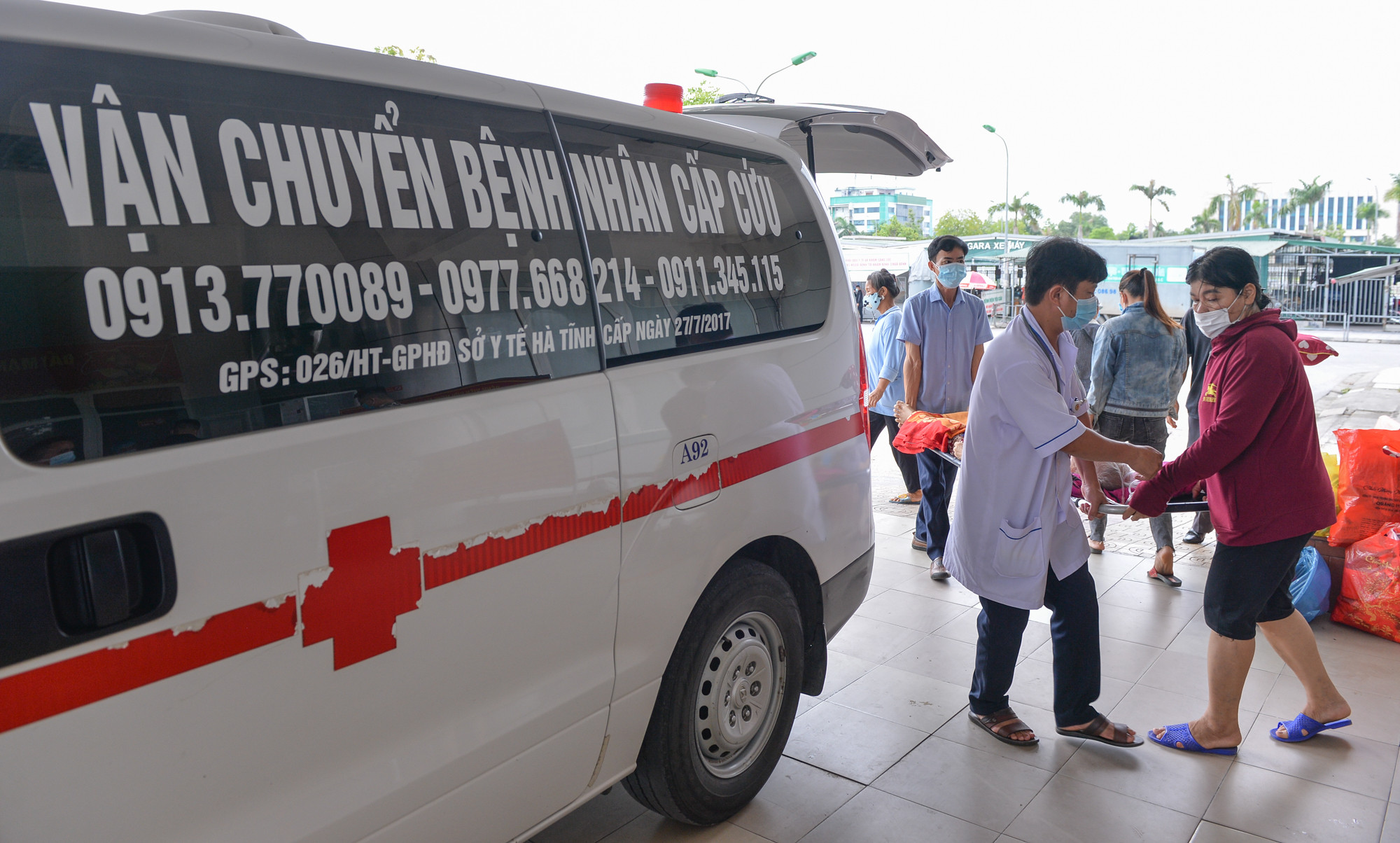 Mỗi ngày, Bệnh viện HNĐK Nghệ An tiếp nhận rất nhiều bệnh nhân từ tỉnh Hà Tĩnh sang khám, điều trị. Ảnh: Thành Cường