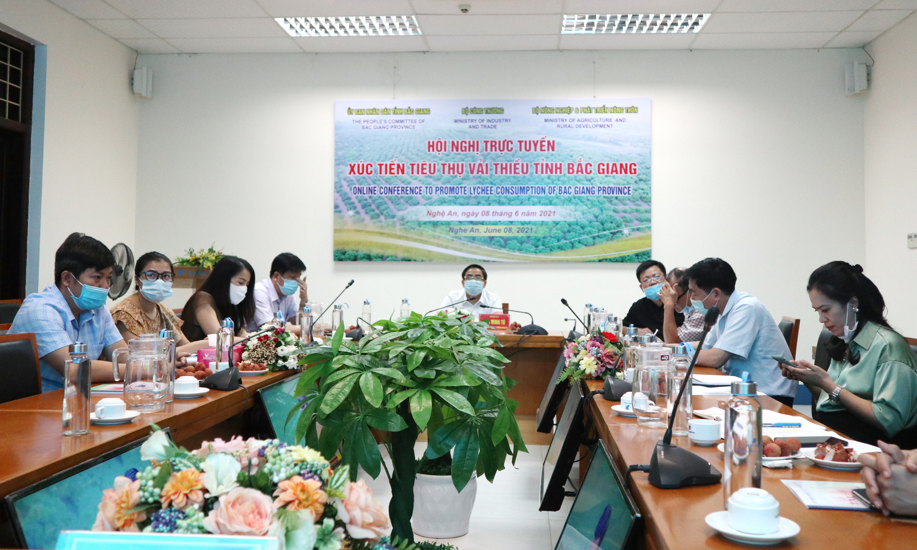 Tại điểm cầu Nghệ An, ông Cao Minh Tú, Phó Giám đốc Sở Công thương chủ trì với sự tham gia của các sở ngành liên quan, đại diện các siêu thị, trung tâm thương mại trên địa bàn tỉnh.