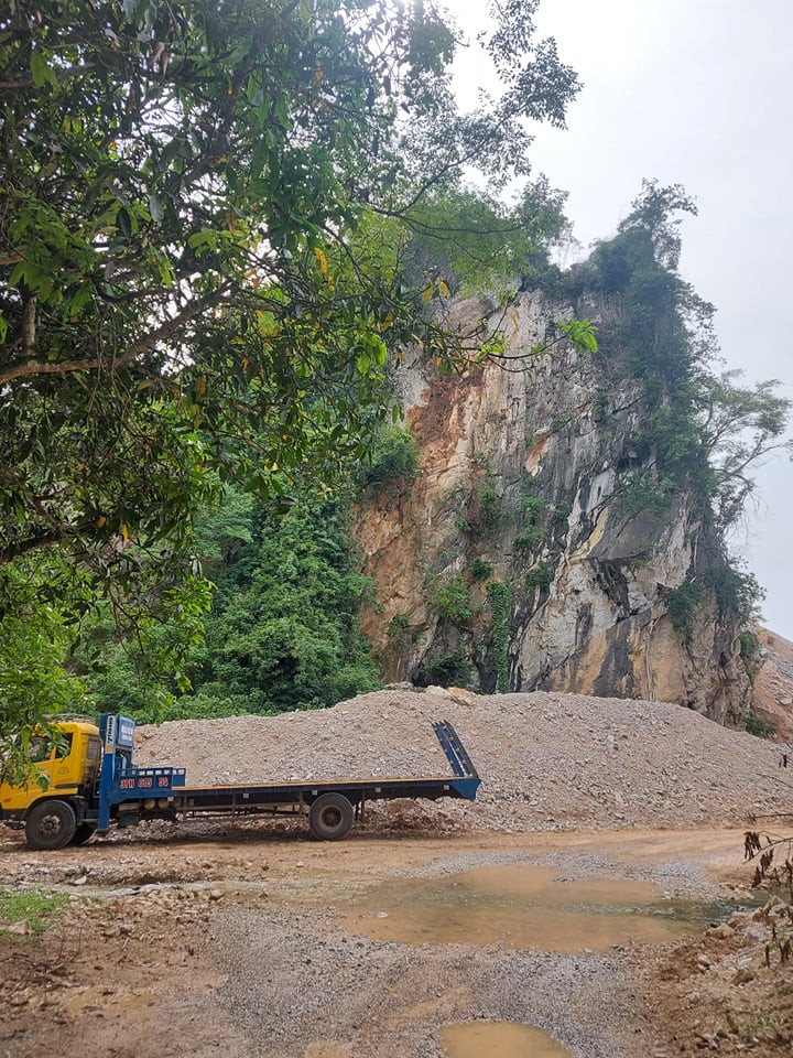 Lèn đá Na Bàng, nơi Công ty TNHH Tùng Cường khai thác đá gây ảnh hưởng đến đời sống người dân bản Lầu, xã Châu Tiến. Ảnh: Hà Giang