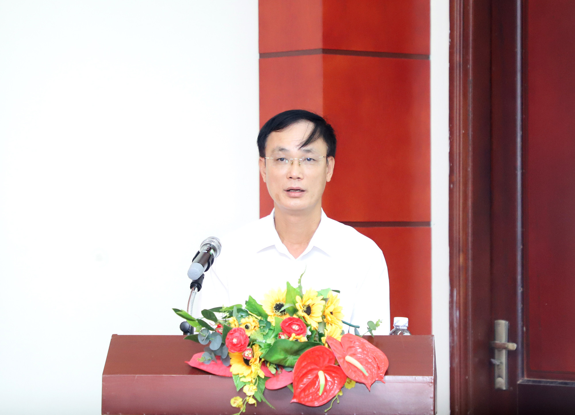 Đồng chí Nguyễn Trường Giang - Giám đốc Sở Xây dựng báo cáo kết quả thực hiện của ngành trong thời gian qua. Ảnh: Phạm Bằng