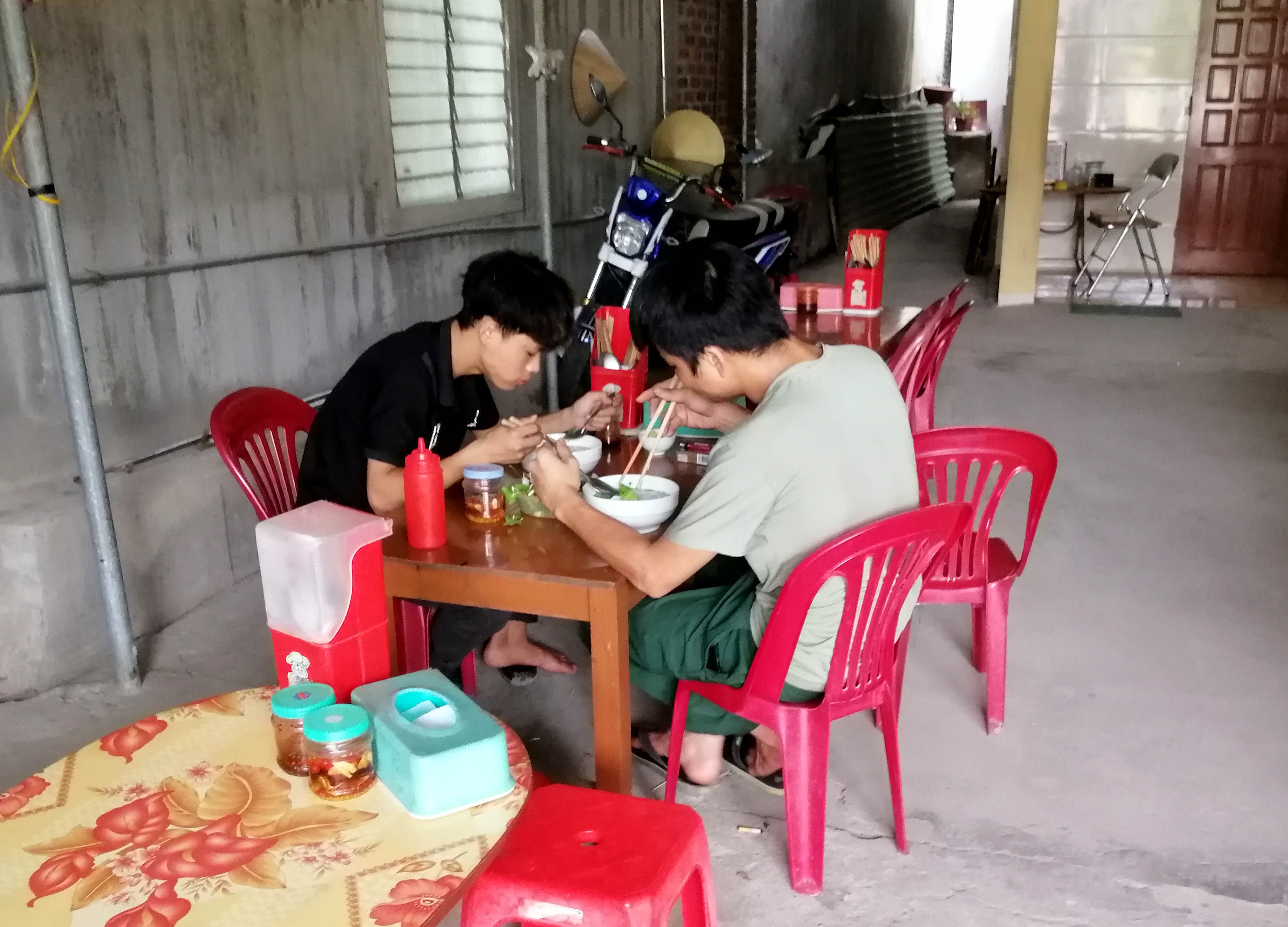 Thời điểm kiểm tra, quán bún này vẫn mở cửa đón khách ăn trực tiếp tại quán. Ảnh: Quang An