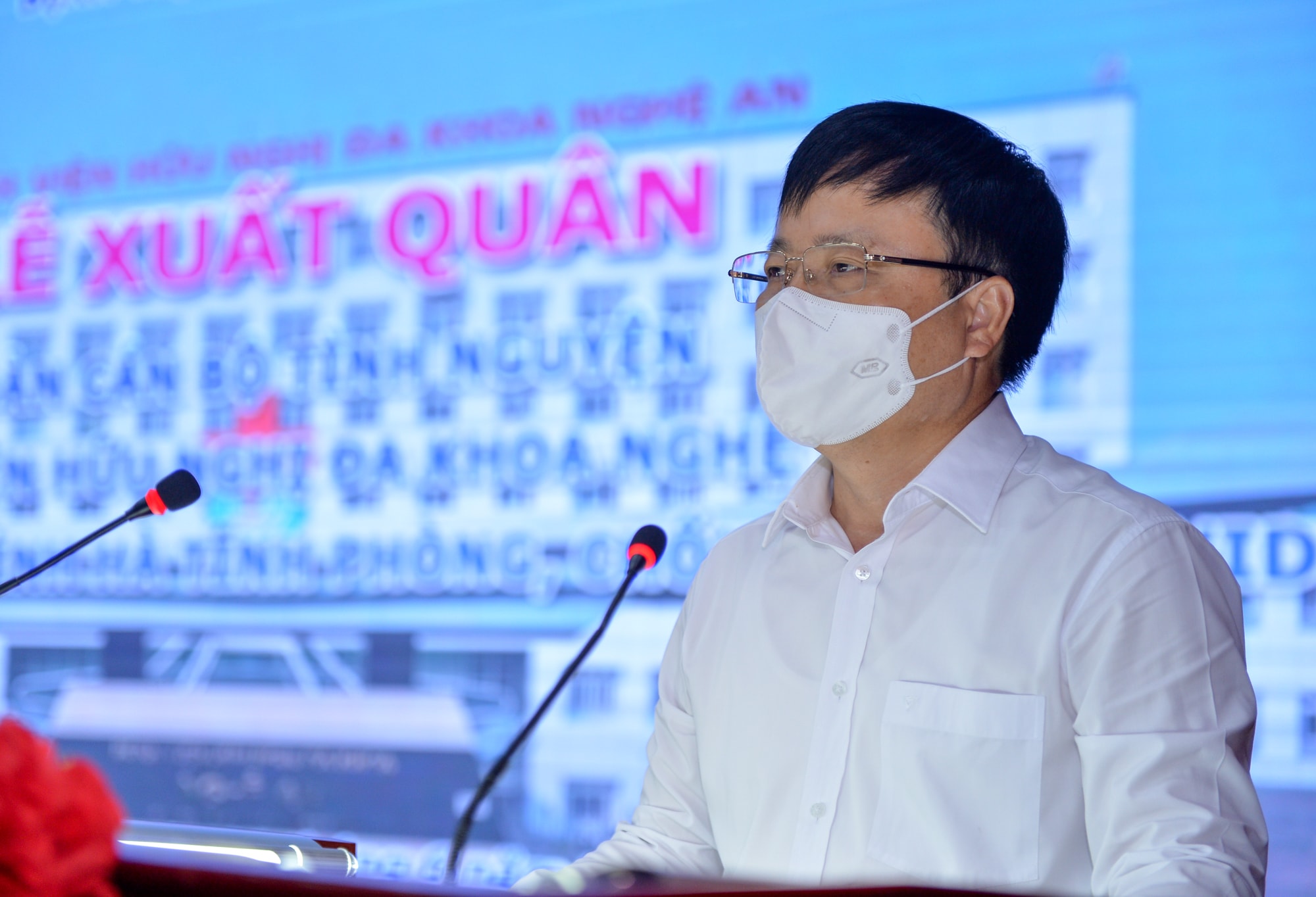 Gặp gỡ và trao đổi động viên trước khi lên đường, đồng chí Bùi Đình Long – Phó Chủ tịch UBND tỉnh biểu dương, đánh giá cao tinh thần xung phong tình nguyện của các cán bộ y tế Nghệ An. Ảnh Thành Cường