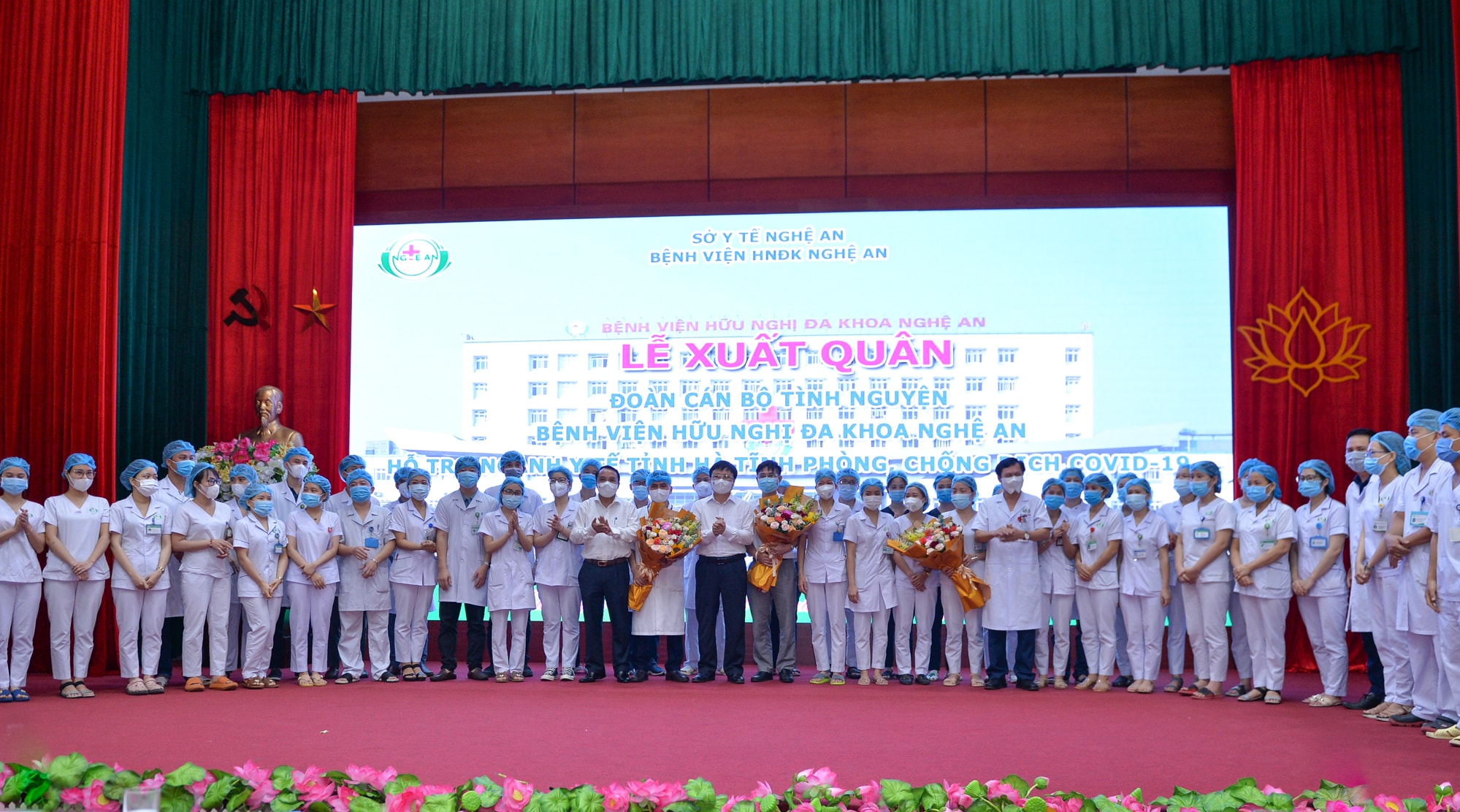 Lãnh đạo UBND tỉnh, Sở Y tế Nghệ An đã gửi trao những bó hoa tươi thắm; chúc các cán bộ y tế sức khỏe, chiến thắng đại dịch. Ảnh: Thành Cường