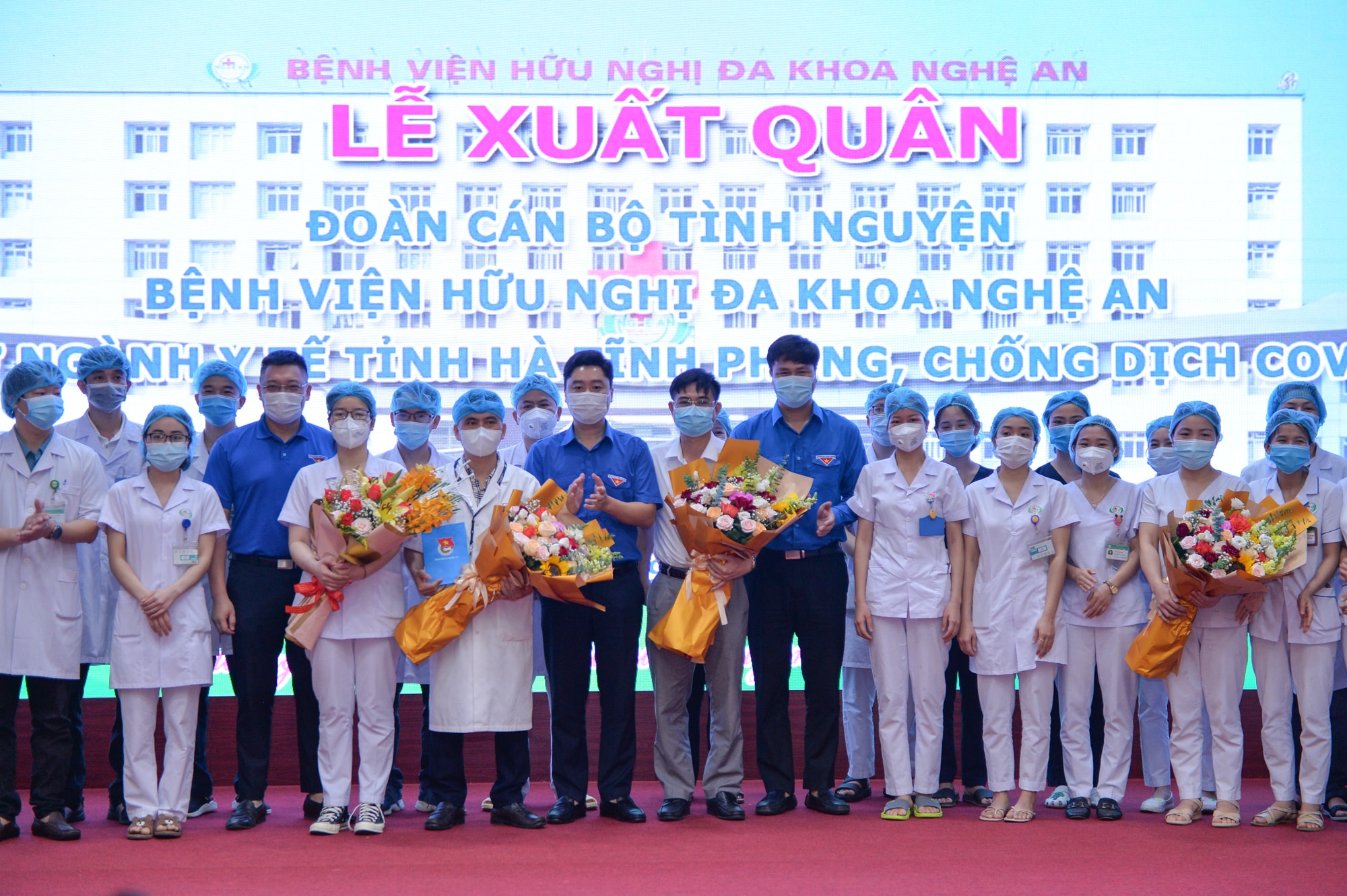 Tỉnh Đoàn Nghệ An cũng đã đến gặp gỡ, động viên và tặng quà cho đoàn công tác của ngành y tế Nghệ An trước khi ra quân làm nhiệm vụ đặc biệt có ý nghĩa này. Ảnh: Thành Cường