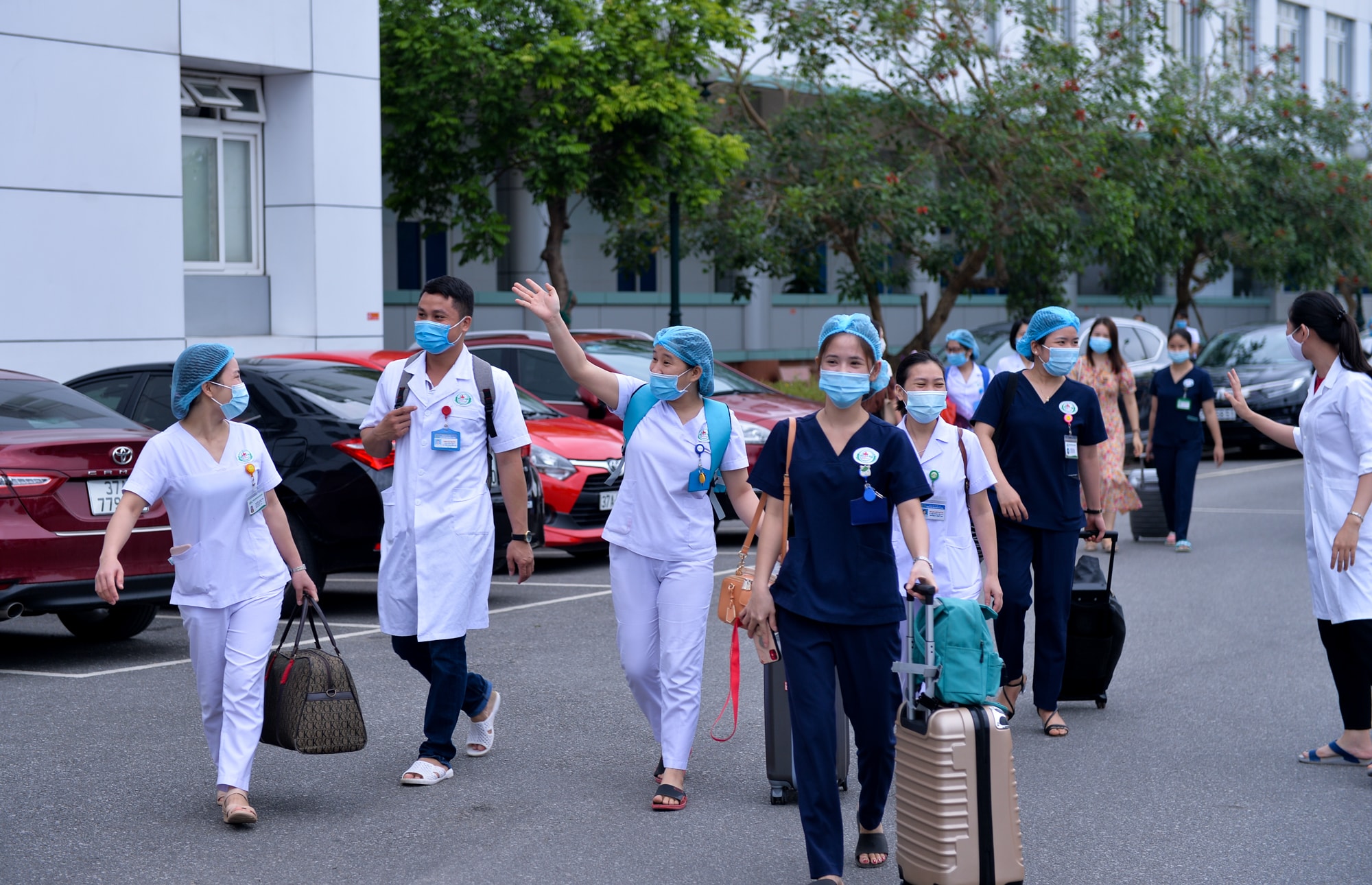 52 chiến sĩ tình nguyện áo trắng này đều đã được tiêm vaccine phòng COVID-19, xét nghiệm COVID-19, kiểm tra sức khỏe cẩn thận trước khi lên đường. Họ được lựa chọn từ hàng ngàn cán bộ y tế đăng ký tình nguyện đi chống dịch của tỉnh. Ảnh: Thành Cường
